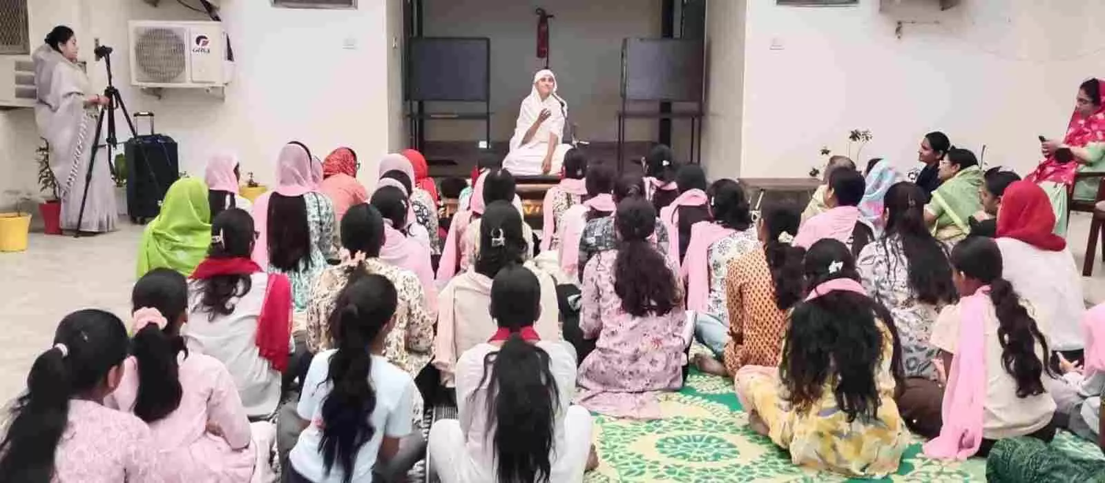 कोटा में महिला दिवस पर 22 महिलाओं को ब्यूटी पार्लर प्रशिक्षण प्रमाण-पत्र