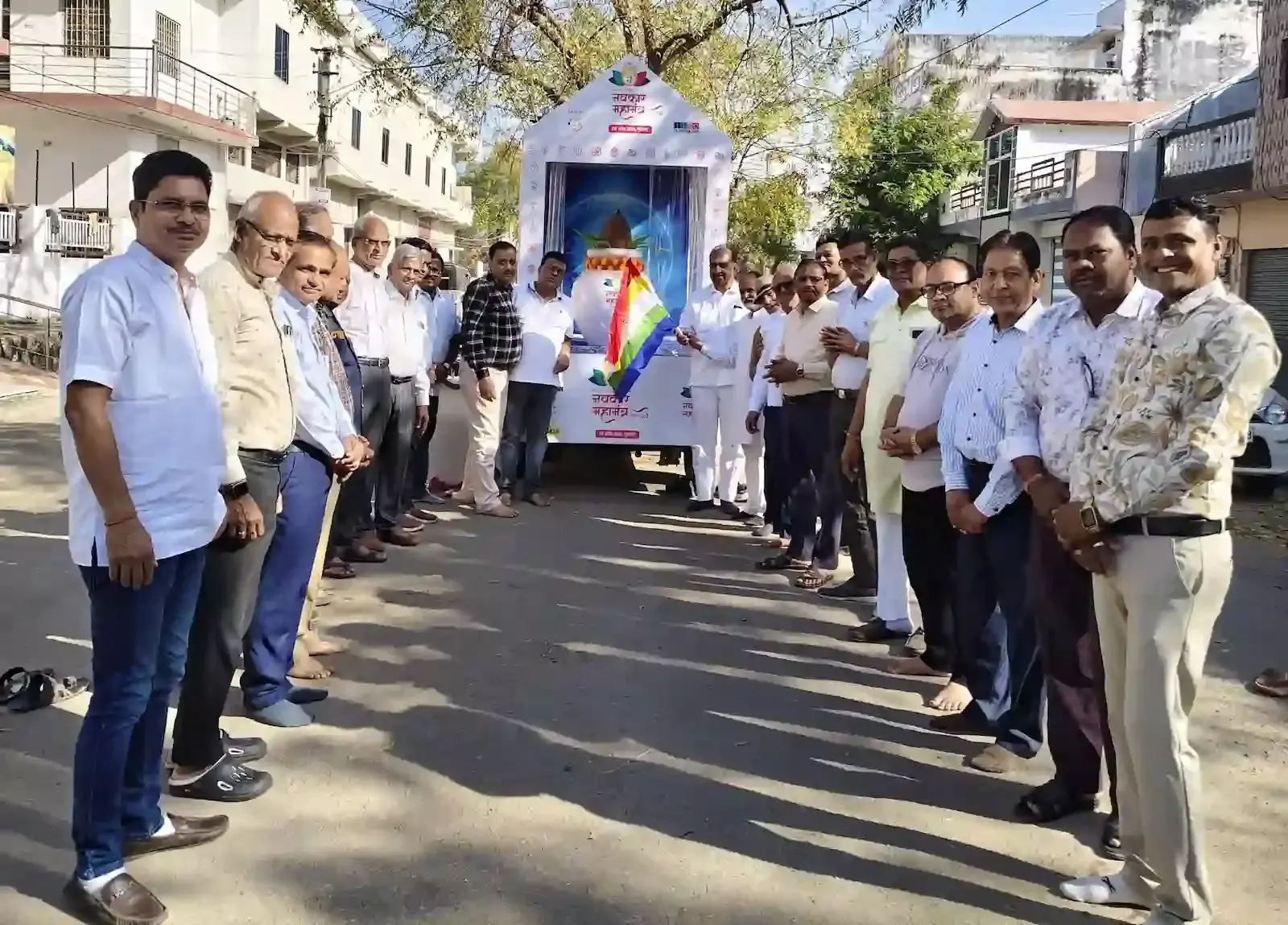 विश्व नवकार महामंत्र दिवस प्रचार रथ का निम्बाहेड़ा में जैन समाज ने स्वागत विश्व नवकार महामंत्र दिवस प्रचार रथ का निम्बाहेड़ा में जैन समाज ने स्वागत