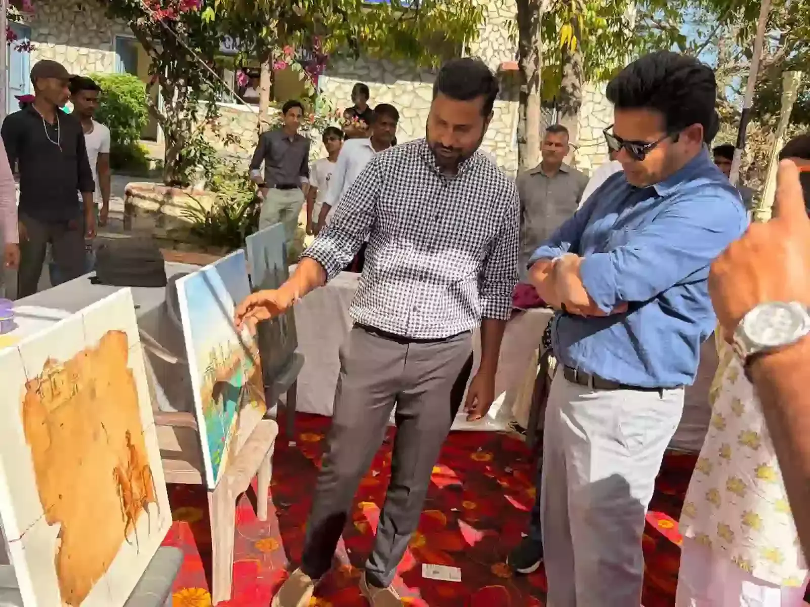 चित्तौड़गढ़ दुर्ग के आरटीडीसी कैफेटेरिया में कैनवास पर चित्रकारी करते कलाकार और उनकी कलाकृतियां। चित्तौड़गढ़ दुर्ग के आरटीडीसी कैफेटेरिया में कैनवास पर चित्रकारी करते कलाकार और उनकी कलाकृतियां।