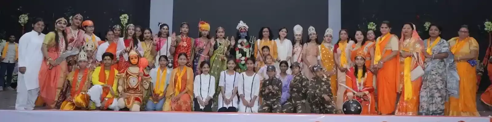 चित्तौड़गढ़ के ऑडिटोरियम में आयोजित समरसता संगोष्ठी के दौरान मंच पर दीप प्रज्वलन करते अतिथि और उपस्थित जनसमूह। चित्तौड़गढ़ के ऑडिटोरियम में आयोजित समरसता संगोष्ठी के दौरान मंच पर दीप प्रज्वलन करते अतिथि और उपस्थित जनसमूह।