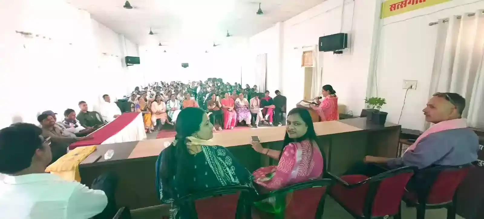 भरतपुर के अग्रसेन महिला महाविद्यालय में विधिक जागरूकता कार्यक्रम के दौरान दीप प्रज्वलन करतीं भाजपा जिलाध्यक्ष शिवानी दायमा और अन्य महिला पदाधिकारी। भरतपुर के अग्रसेन महिला महाविद्यालय में विधिक जागरूकता कार्यक्रम के दौरान दीप प्रज्वलन करतीं भाजपा जिलाध्यक्ष शिवानी दायमा और अन्य महिला पदाधिकारी।