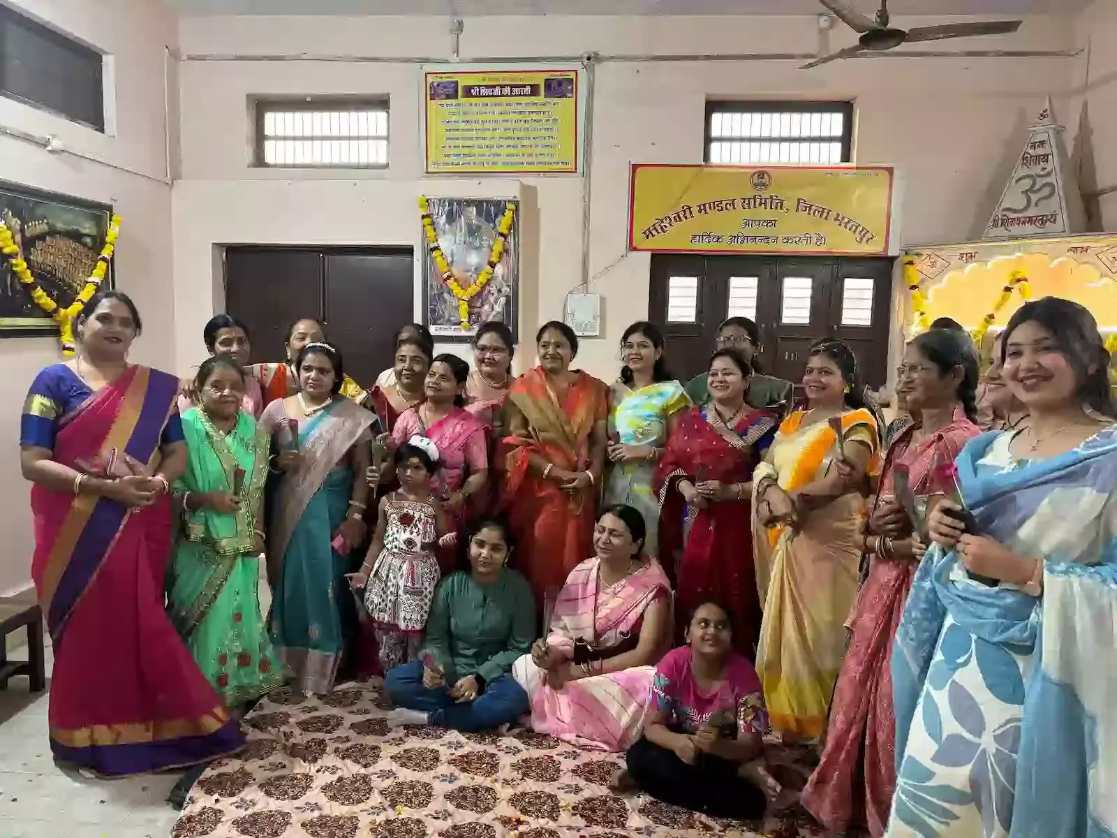 भरतपुर में माहेश्वरी समाज के होली मिलन समारोह के दौरान महिलाओं को सम्मानित करते हुए समाज के पुरुष सदस्य। भरतपुर में माहेश्वरी समाज के होली मिलन समारोह के दौरान महिलाओं को सम्मानित करते हुए समाज के पुरुष सदस्य।