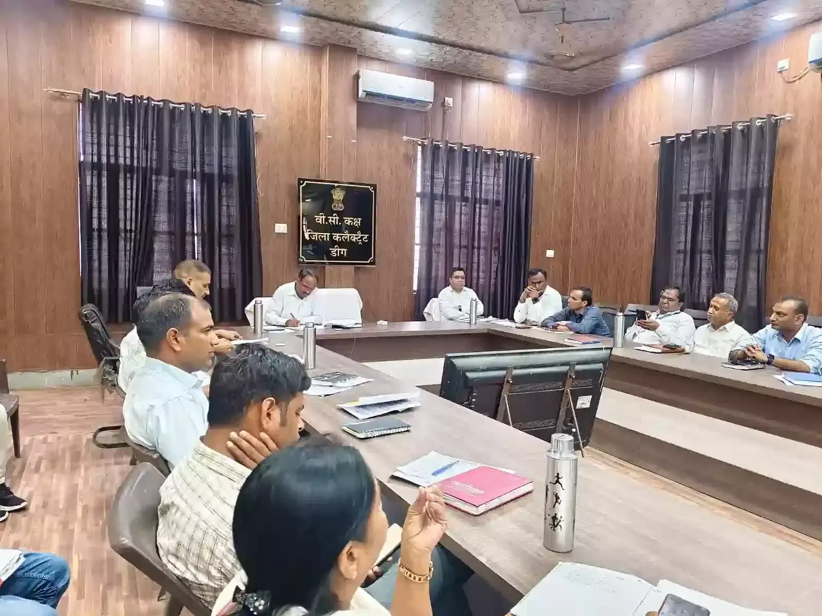 डीग पंचायत समिति सभागार में अधिकारियों के साथ विकास कार्यों की समीक्षा बैठक करते अतिरिक्त जिला कलक्टर राजकुमार कस्वां।