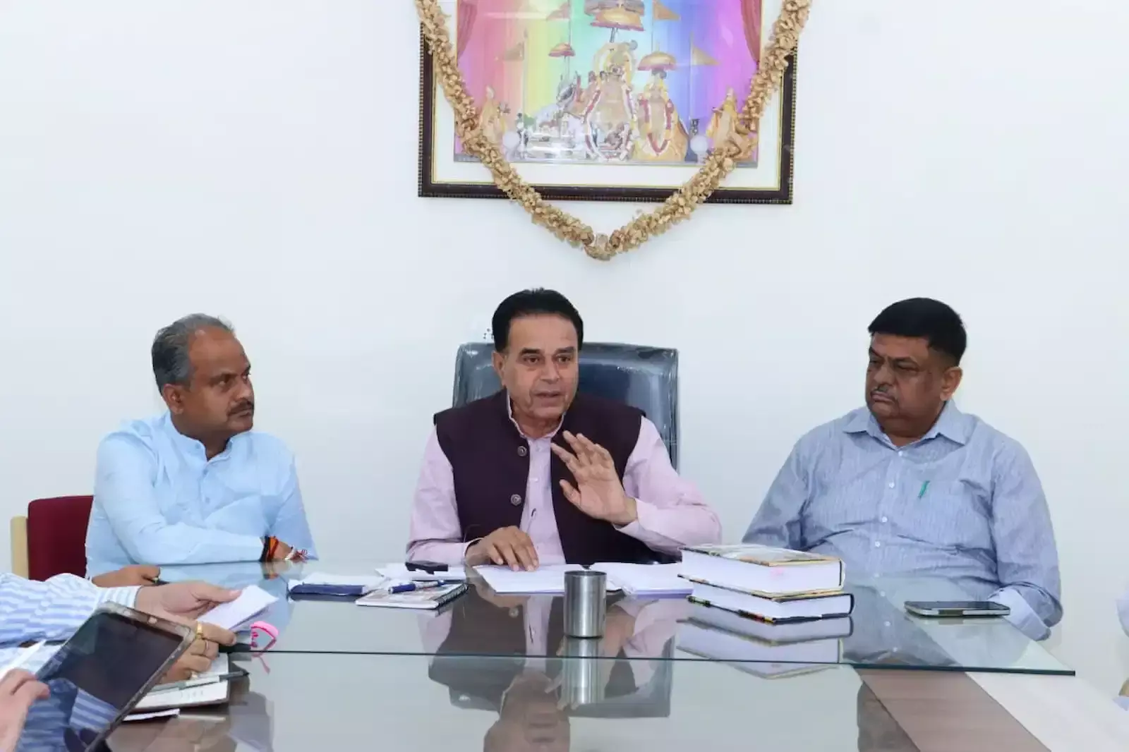 जयपुर में वृक्ष संरक्षण विधेयक पर आयोजित बैठक में चर्चा करते मंत्री जोगाराम पटेल और अन्य समिति सदस्य। जयपुर में वृक्ष संरक्षण विधेयक पर आयोजित बैठक में चर्चा करते मंत्री जोगाराम पटेल और अन्य समिति सदस्य।