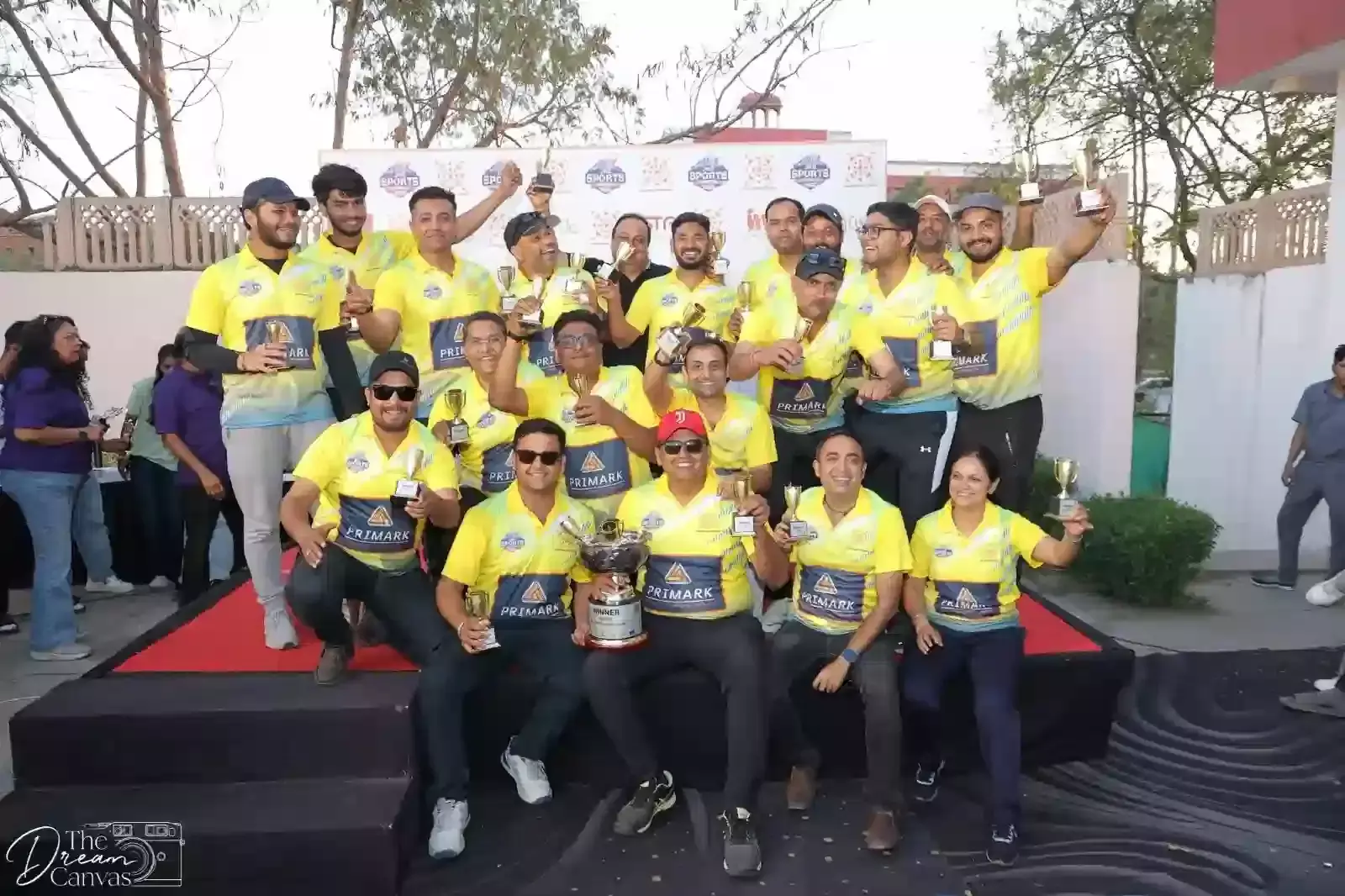 जयपुर में जेआरसी स्पोर्ट्स कार्निवल समापन समारोह के दौरान मंच पर ट्रॉफी के साथ खड़े विजेता खिलाड़ी और अतिथि। जयपुर में जेआरसी स्पोर्ट्स कार्निवल समापन समारोह के दौरान मंच पर ट्रॉफी के साथ खड़े विजेता खिलाड़ी और अतिथि।