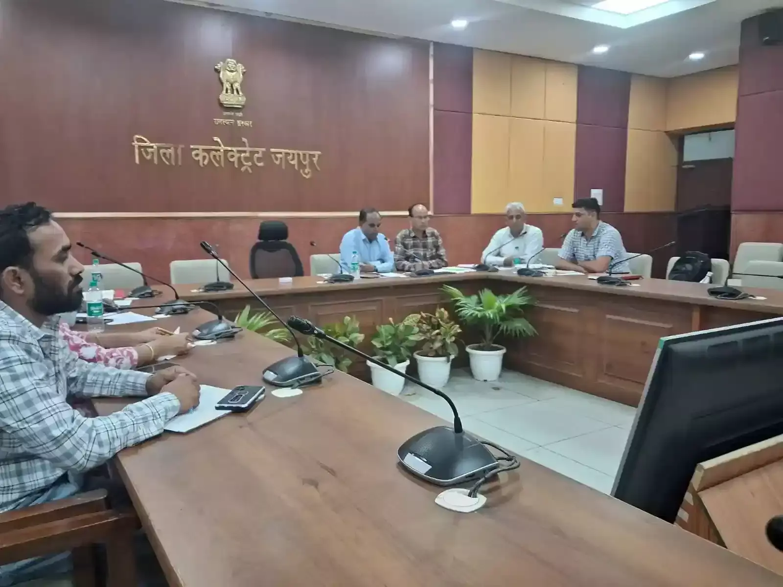 जयपुर कलेक्ट्रेट में वीडियो कॉन्फ्रेंस के जरिए जनगणना 2027 की समीक्षा बैठक करते प्रशासनिक अधिकारी। जयपुर कलेक्ट्रेट में वीडियो कॉन्फ्रेंस के जरिए जनगणना 2027 की समीक्षा बैठक करते प्रशासनिक अधिकारी।