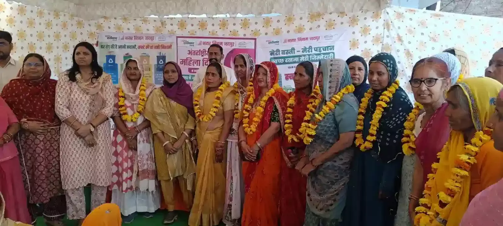 मनोहरपुरा कच्ची बस्ती में नगर निगम जयपुर के अधिकारी महिलाओं को स्वच्छता और कचरा पृथक्करण के बारे में जानकारी देते हुए। मनोहरपुरा कच्ची बस्ती में नगर निगम जयपुर के अधिकारी महिलाओं को स्वच्छता और कचरा पृथक्करण के बारे में जानकारी देते हुए।