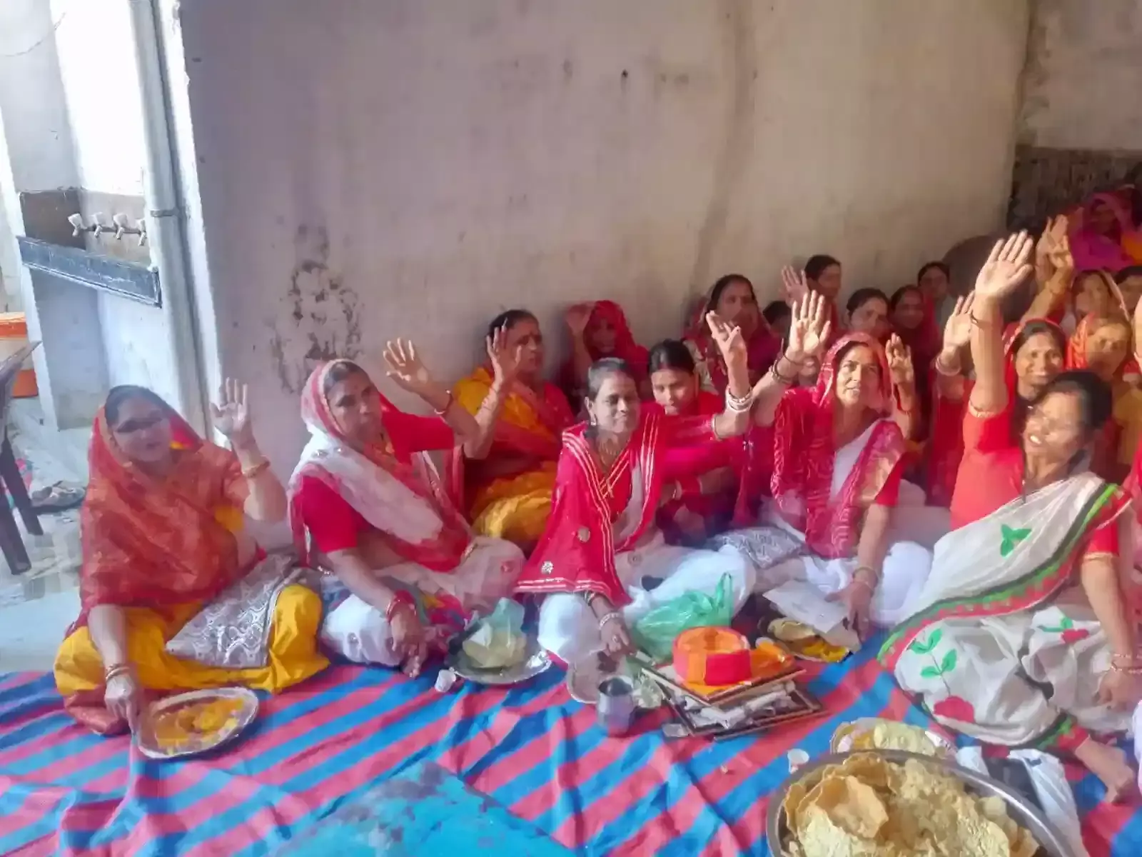 ओंगणा में आयोजित समाज की बैठक में ई-कार्ड और गोवंश संरक्षण के लिए हाथ उठाकर सहमति जताते पूर्बिया समाज के पुरुष और महिला सदस्य। ओंगणा में आयोजित समाज की बैठक में ई-कार्ड और गोवंश संरक्षण के लिए हाथ उठाकर सहमति जताते पूर्बिया समाज के पुरुष और महिला सदस्य।
