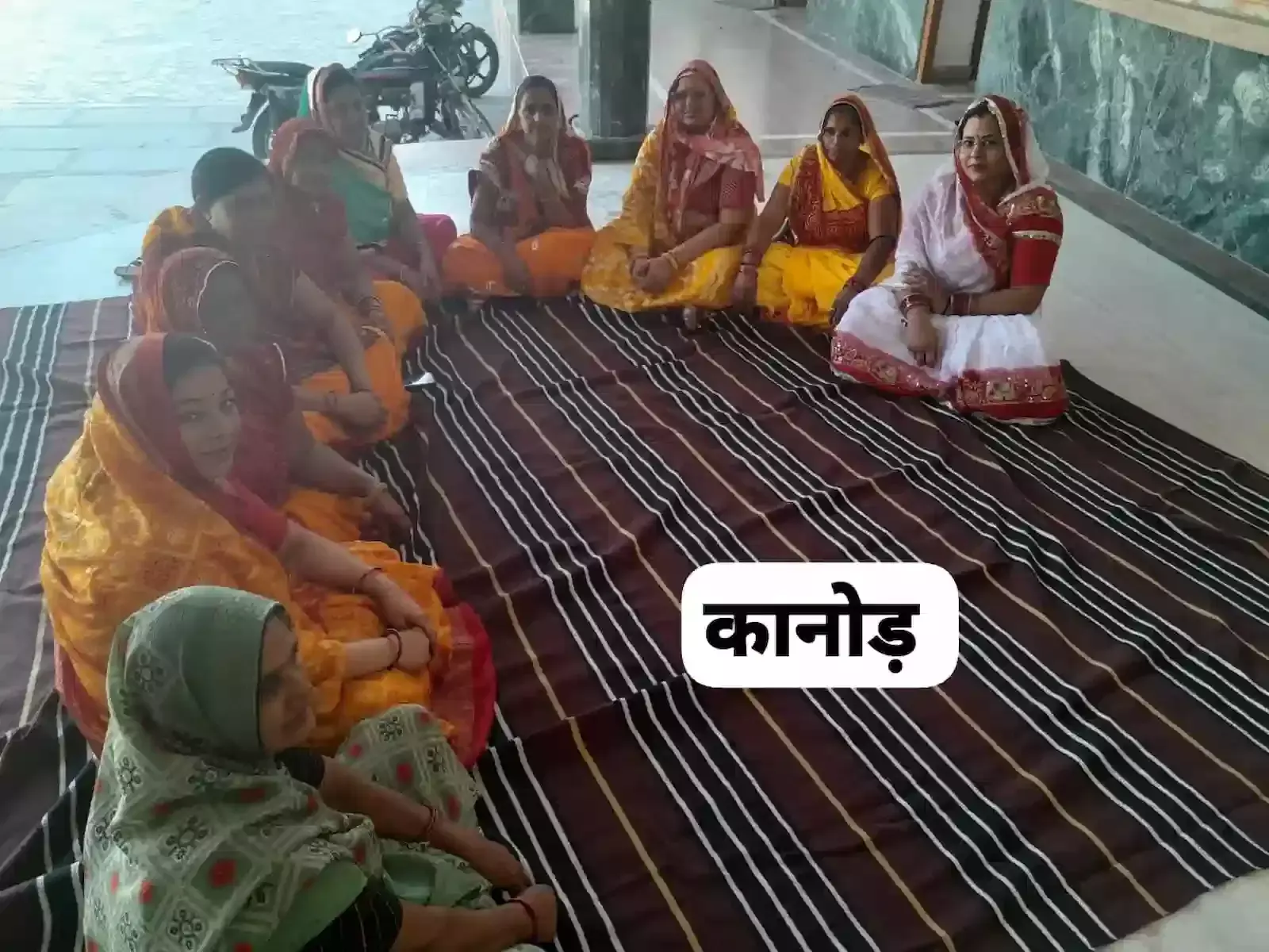 कानोड के मंदिर में पीले वस्त्र पहने महिलाएं शीतला माता की खंडित प्रतिमा की पूजा और बास्योडा अर्पण कर रही हैं। कानोड के मंदिर में पीले वस्त्र पहने महिलाएं शीतला माता की खंडित प्रतिमा की पूजा और बास्योडा अर्पण कर रही हैं।