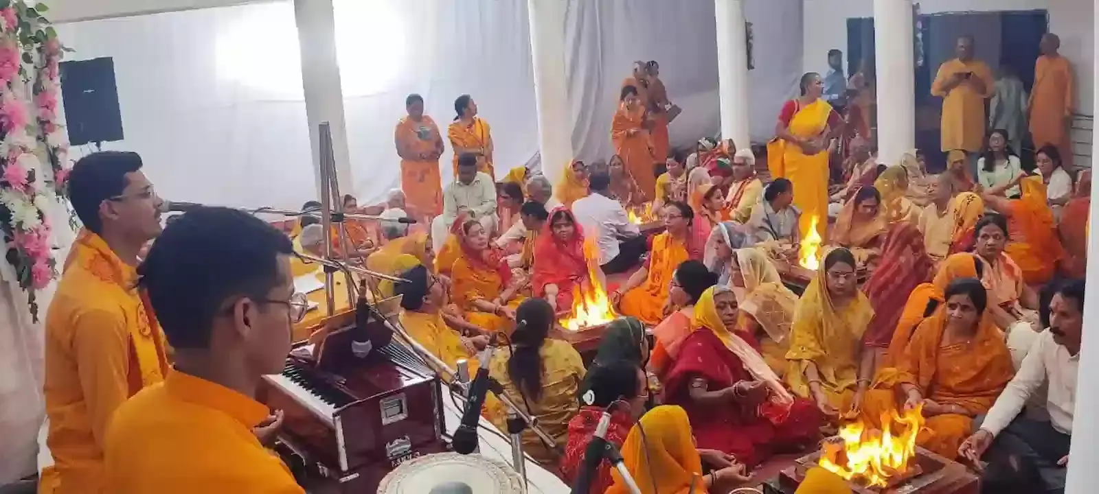 कोटा के विज्ञान नगर गायत्री शक्तिपीठ में नौ कुण्डीय यज्ञ शाला में आहुति देते श्रद्धालु और पदाधिकारी। कोटा के विज्ञान नगर गायत्री शक्तिपीठ में नौ कुण्डीय यज्ञ शाला में आहुति देते श्रद्धालु और पदाधिकारी।
