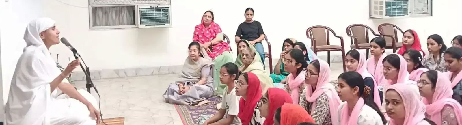 मुनि पुंगव सुधा सागर बालिका छात्रावास कोटा में छात्राओं को प्रवचन देतीं आर्यिका प्रशममति माताजी। मुनि पुंगव सुधा सागर बालिका छात्रावास कोटा में छात्राओं को प्रवचन देतीं आर्यिका प्रशममति माताजी।
