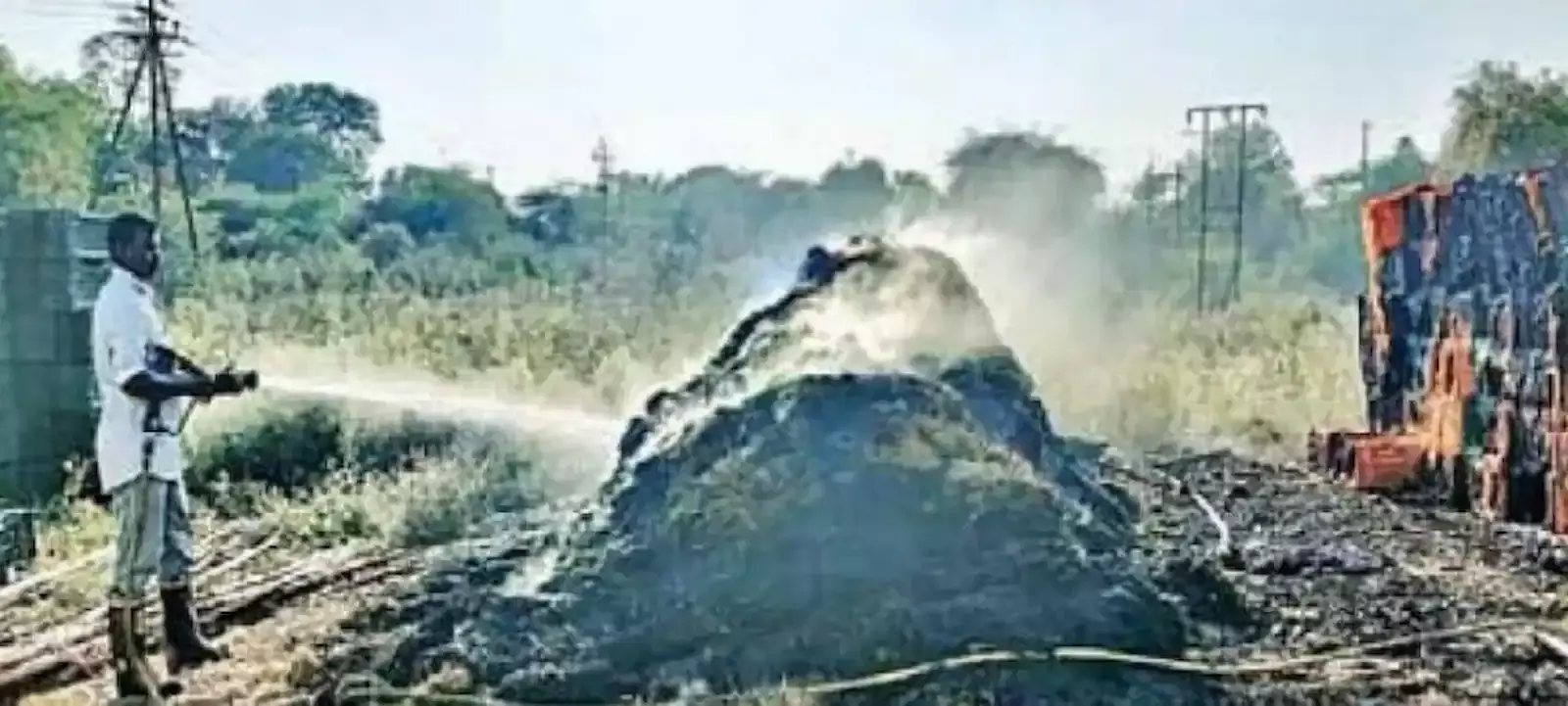 मोर्शी में चांदुर बाजार मार्ग पर स्थित संत्रा मंडी में आग से जले हुए प्लास्टिक कॅरेट और तनस बिखरे हुए दिखाई दे रहे हैं। मोर्शी में चांदुर बाजार मार्ग पर स्थित संत्रा मंडी में आग से जले हुए प्लास्टिक कॅरेट और तनस बिखरे हुए दिखाई दे रहे हैं।