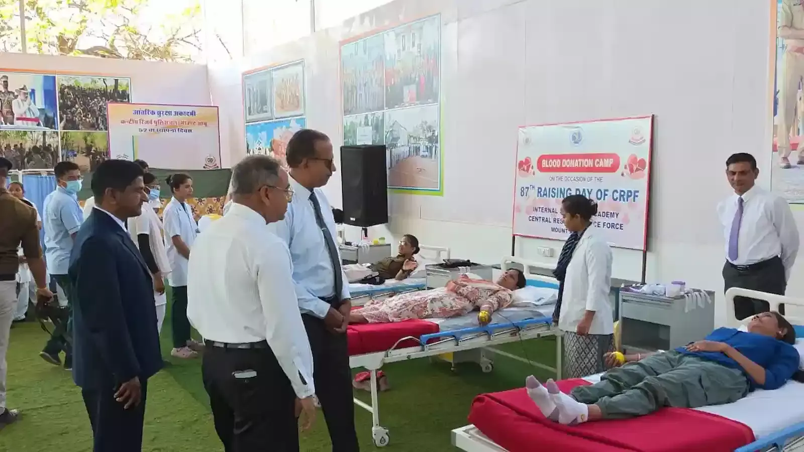 आंतरिक सुरक्षा अकादमी माउंट आबू में सीआरपीएफ स्थापना दिवस पर रक्तदान करते जवान और उपस्थित अधिकारी। आंतरिक सुरक्षा अकादमी माउंट आबू में सीआरपीएफ स्थापना दिवस पर रक्तदान करते जवान और उपस्थित अधिकारी।