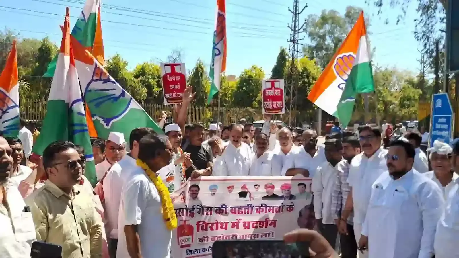 भीलवाड़ा कलेक्ट्री के बाहर गैस सिलेंडर की तख्तियां लेकर प्रदर्शन करते कांग्रेस कार्यकर्ता और पदाधिकारी।