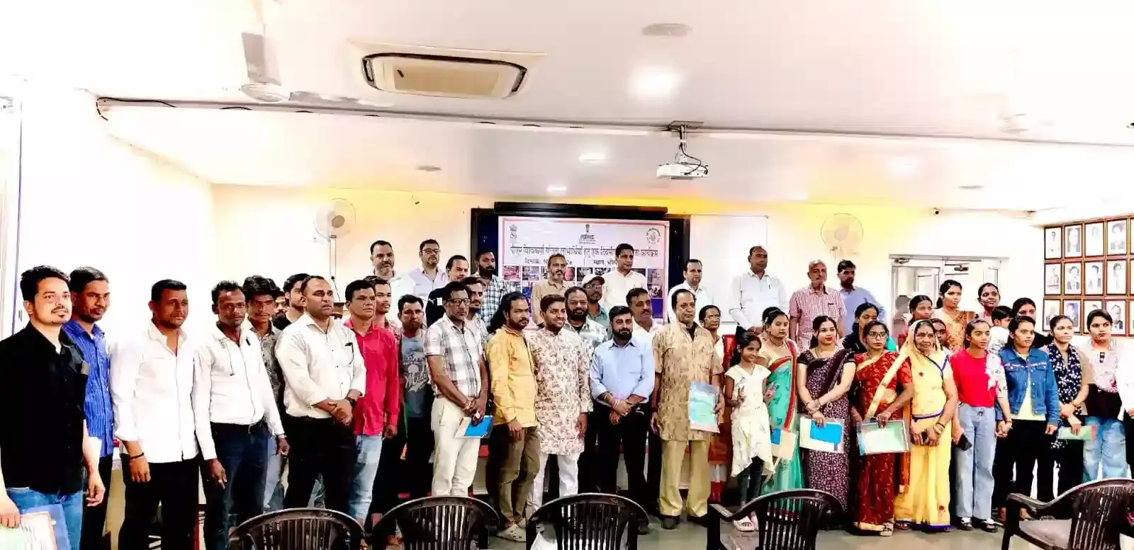 मेवाड़ चैंबर ऑफ कॉमर्स भीलवाड़ा में एमएसएमई सेमिनार के दौरान मंच पर संबोधन देते डिजिटल एक्सपर्ट गजानंद बोहरा। मेवाड़ चैंबर ऑफ कॉमर्स भीलवाड़ा में एमएसएमई सेमिनार के दौरान मंच पर संबोधन देते डिजिटल एक्सपर्ट गजानंद बोहरा।