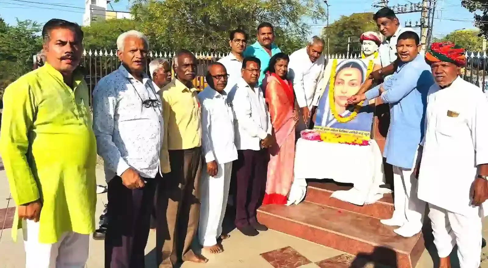 भीलवाड़ा के देवरिया बालाजी परिसर में सावित्री बाई फूले के चित्र पर पुष्प अर्पित करते फूले सेवा संस्थान के सदस्य। भीलवाड़ा के देवरिया बालाजी परिसर में सावित्री बाई फूले के चित्र पर पुष्प अर्पित करते फूले सेवा संस्थान के सदस्य।