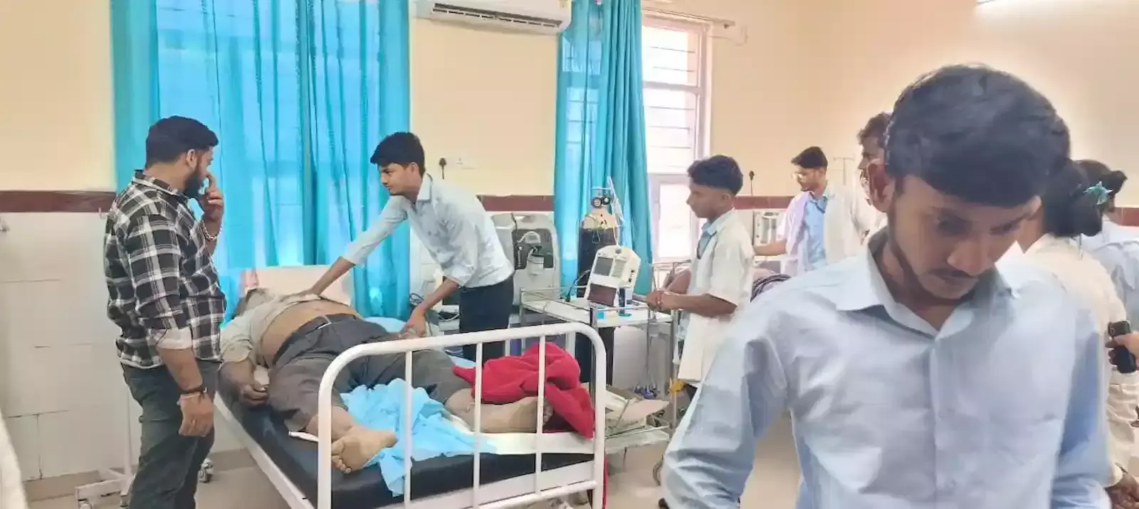 अरनोद के खरखड़ा गांव में बिजली लाइन के नीचे खड़े ग्रामीण और मृतक के परिजन। अरनोद के खरखड़ा गांव में बिजली लाइन के नीचे खड़े ग्रामीण और मृतक के परिजन।