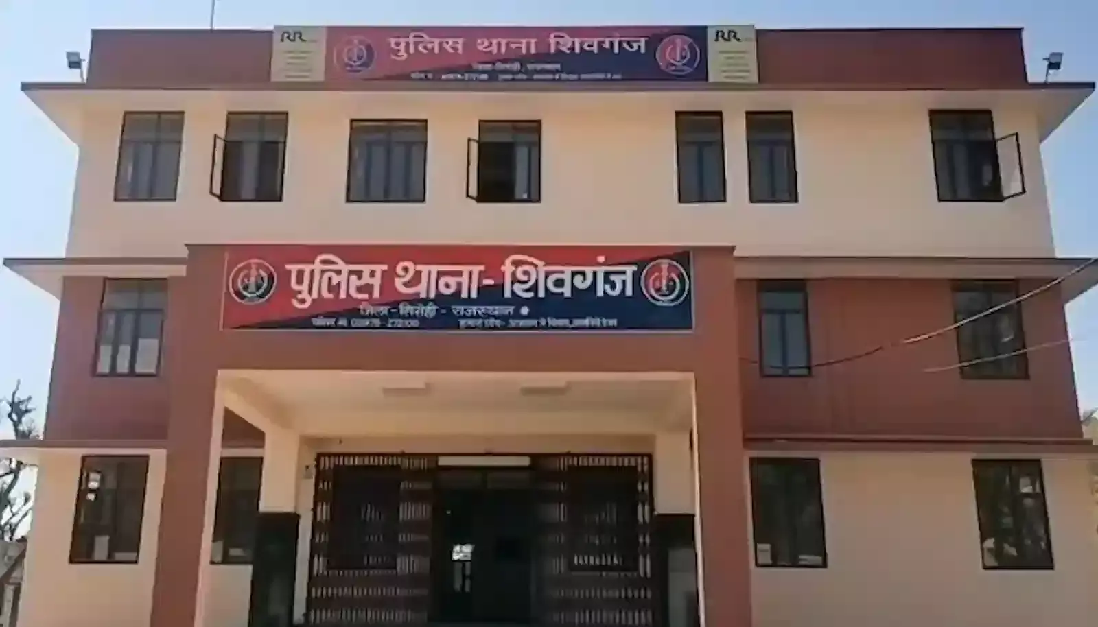 शिवगंज के कुंदन नगर में पुलिस टीम स्पा सेंटर के बाहर कार्रवाई करते हुए। शिवगंज के कुंदन नगर में पुलिस टीम स्पा सेंटर के बाहर कार्रवाई करते हुए।