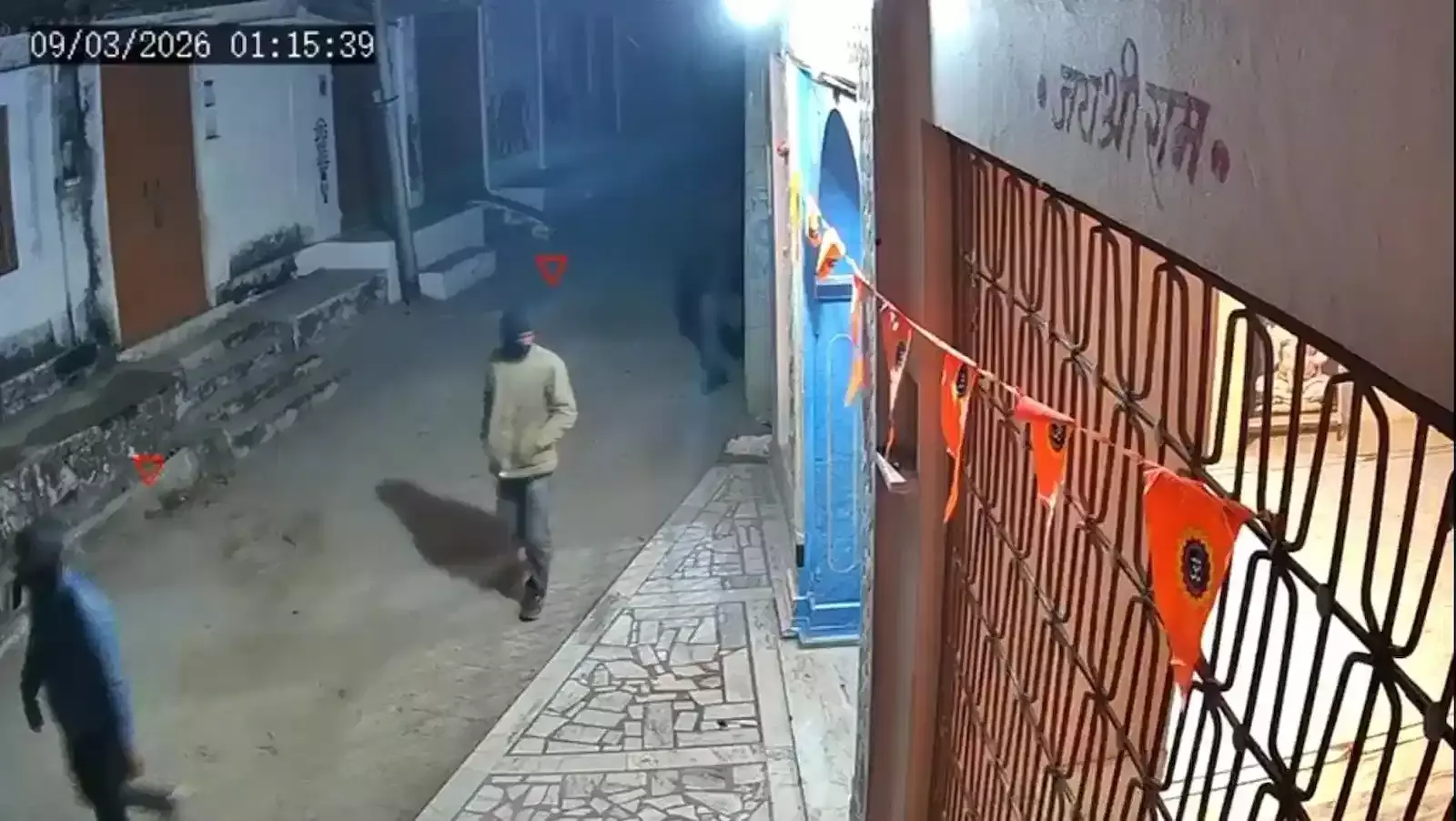 सलूम्बर के कूण कस्बे में हनुमान मंदिर के बाहर लगे सीसीटीवी कैमरे में नजर आते पांच नकाबपोश चोरी के संदिग्ध बदमाश। सलूम्बर के कूण कस्बे में हनुमान मंदिर के बाहर लगे सीसीटीवी कैमरे में नजर आते पांच नकाबपोश चोरी के संदिग्ध बदमाश।