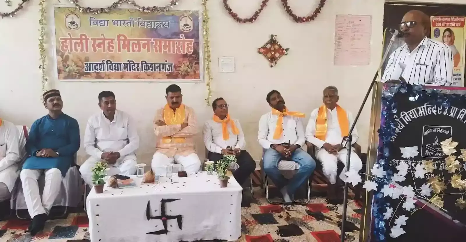 किशनगंज के आदर्श विद्या मंदिर में आयोजित चिंतन बैठक के दौरान मंच पर बैठे हुए अतिथि और कार्यक्रम के सहभागी। किशनगंज के आदर्श विद्या मंदिर में आयोजित चिंतन बैठक के दौरान मंच पर बैठे हुए अतिथि और कार्यक्रम के सहभागी।