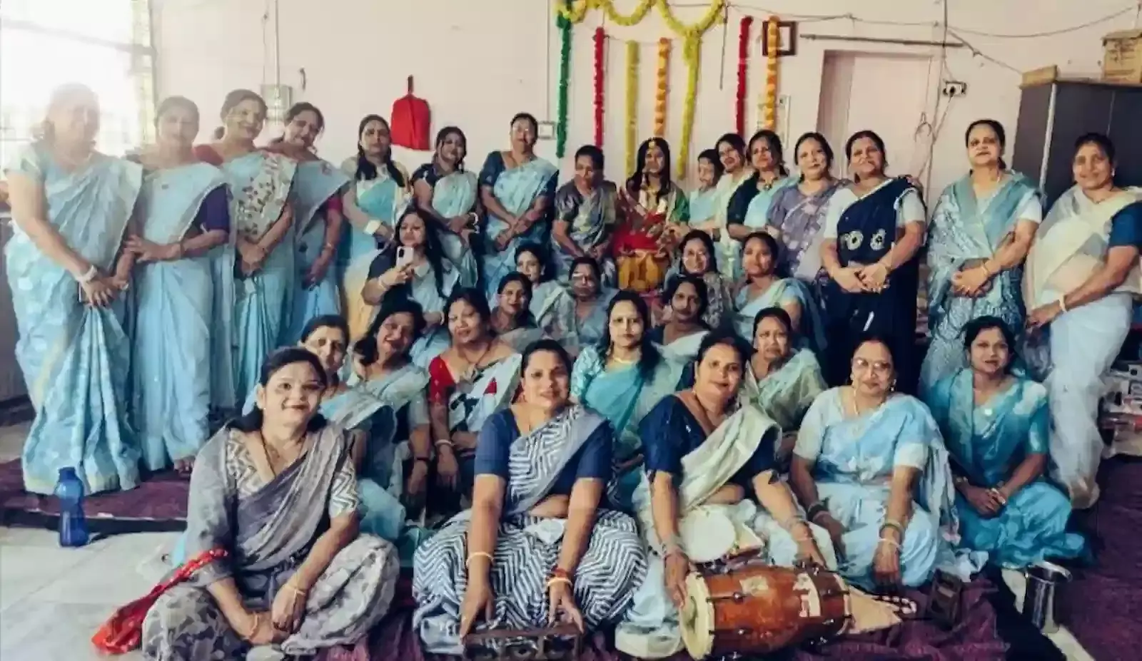 बारां में अग्रवाल महिला संगठन की सदस्य वैवाहिक सहायता कार्यक्रम के दौरान जरूरतमंद युवती को उपहार भेंट कर रही हैं। बारां में अग्रवाल महिला संगठन की सदस्य वैवाहिक सहायता कार्यक्रम के दौरान जरूरतमंद युवती को उपहार भेंट कर रही हैं।