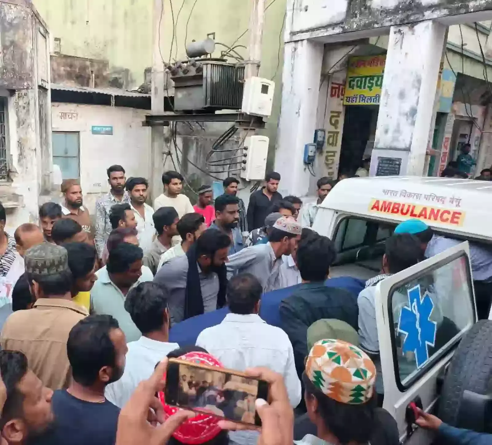 बेगूँ के पुराने अस्पताल की मोर्चरी के बाहर खड़े ग्रामीण और पुलिस प्रशासन के अधिकारी। बेगूँ के पुराने अस्पताल की मोर्चरी के बाहर खड़े ग्रामीण और पुलिस प्रशासन के अधिकारी।