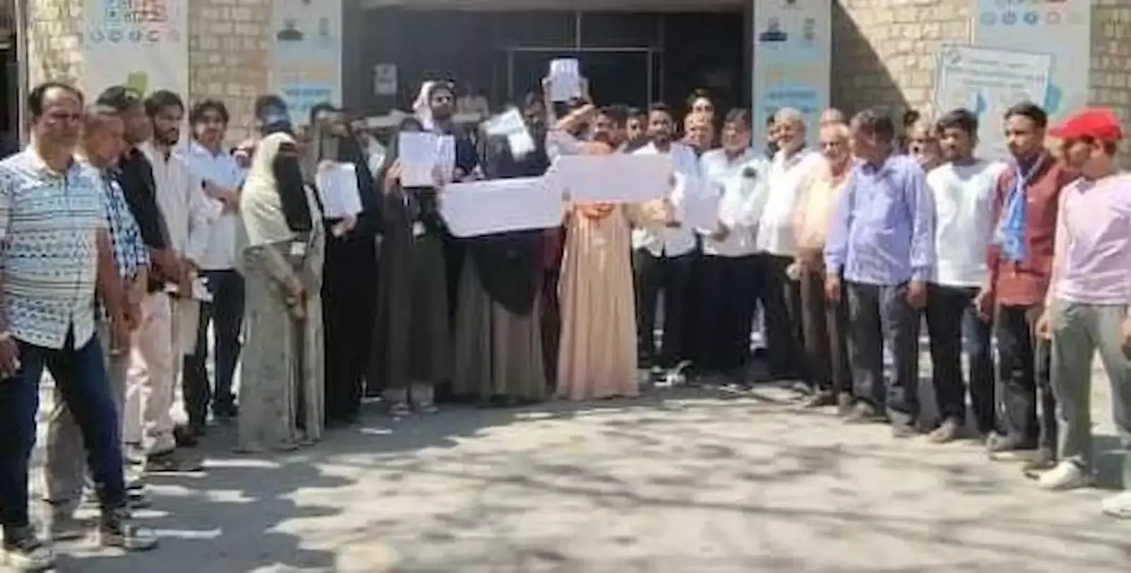 मेवाड़ यूनिवर्सिटी गंगरार चित्तौड़गढ़ में छात्रों का प्रदर्शन और पुलिस मौजूदगी गिरफ्तारी के विरोध में मेवाड़ यूनिवर्सिटी गंगरार चित्तौड़गढ़ में छात्रों का प्रदर्शन और पुलिस मौजूदगी गिरफ्तारी के विरोध में