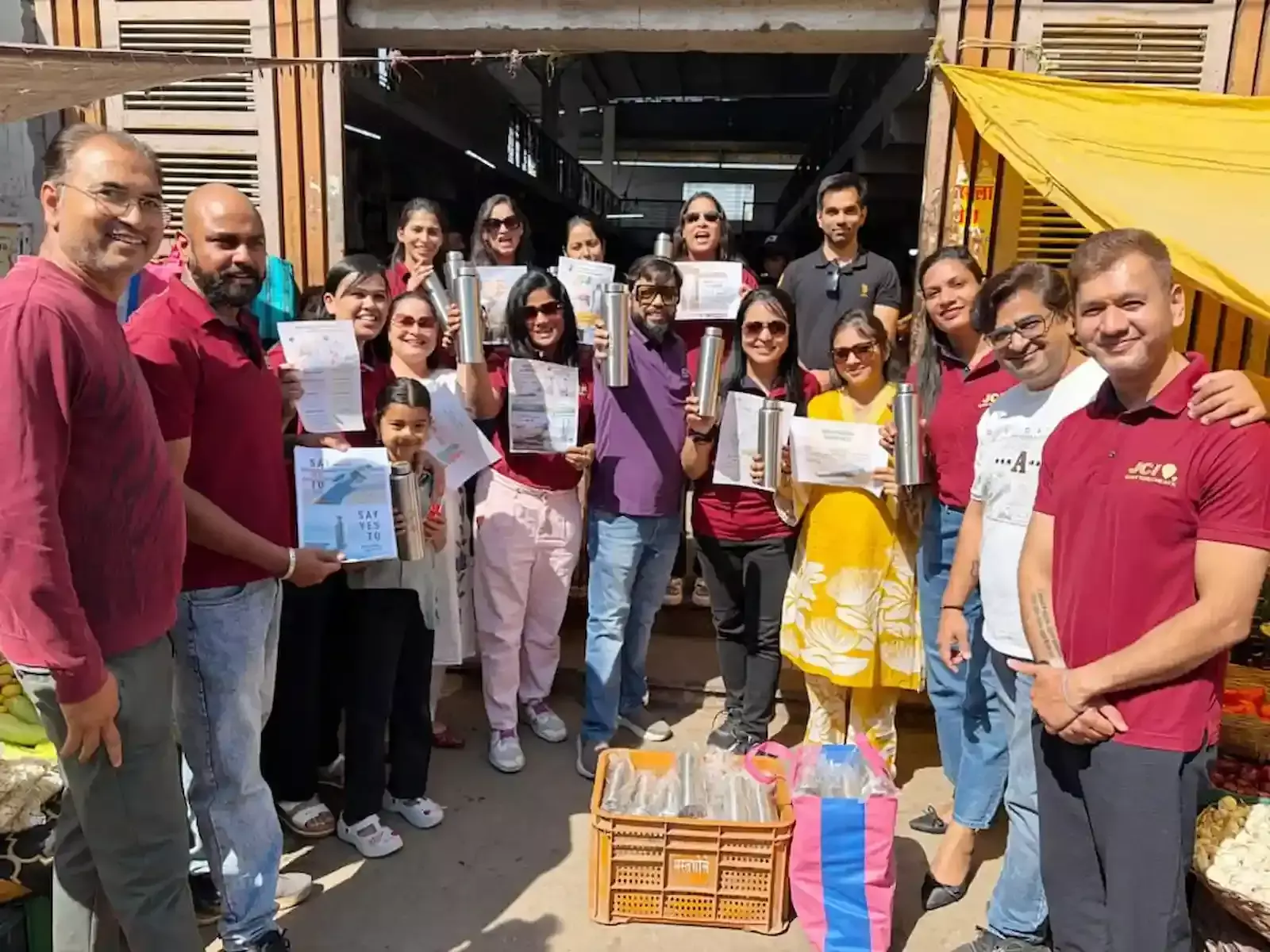जेसीआई चित्तौड़ चेतक सदस्य चित्तौड़गढ़ में महिलाओं को स्टील बोतलें वितरित करते हुए प्लास्टिक मुक्त अभियान के तहत जागरूकता कार्यक्रम चलाते हुए जेसीआई चित्तौड़ चेतक सदस्य चित्तौड़गढ़ में महिलाओं को स्टील बोतलें वितरित करते हुए प्लास्टिक मुक्त अभियान के तहत जागरूकता कार्यक्रम चलाते हुए
