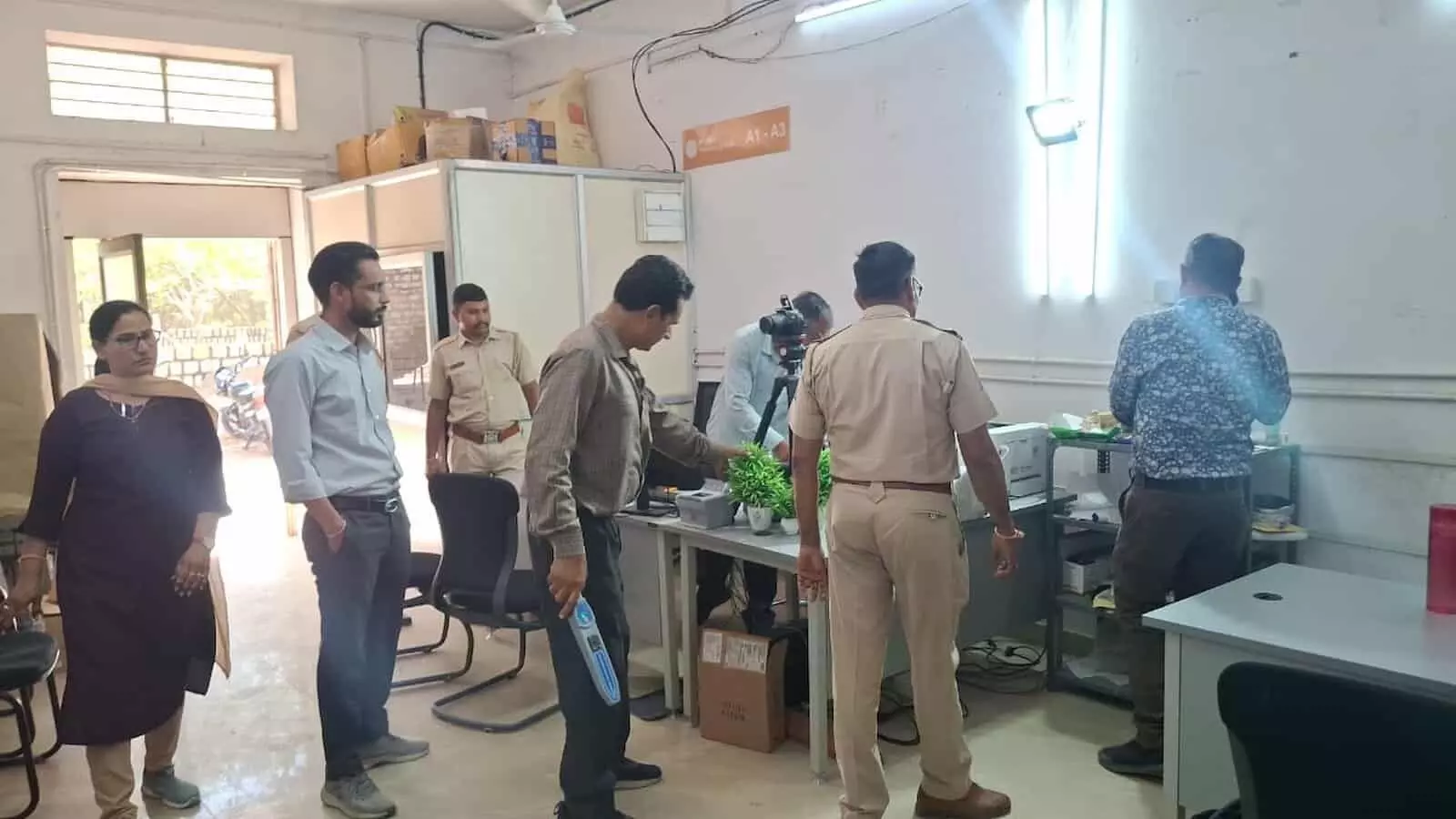 चित्तौड़गढ़ पासपोर्ट ऑफिस परिसर में धमकी के बाद जांच करती पुलिस टीम चित्तौड़गढ़ पासपोर्ट ऑफिस परिसर में धमकी के बाद जांच करती पुलिस टीम