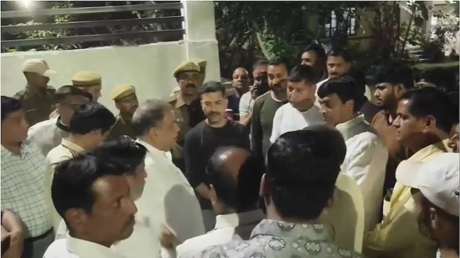 नाथद्वारा के कॉम्पलेक्स फ्लैट के बाहर जांच करती पुलिस, दिनेश टांक की मौत के मामले में जांच संदर्भ में नाथद्वारा के कॉम्पलेक्स फ्लैट के बाहर जांच करती पुलिस, दिनेश टांक की मौत के मामले में जांच संदर्भ में
