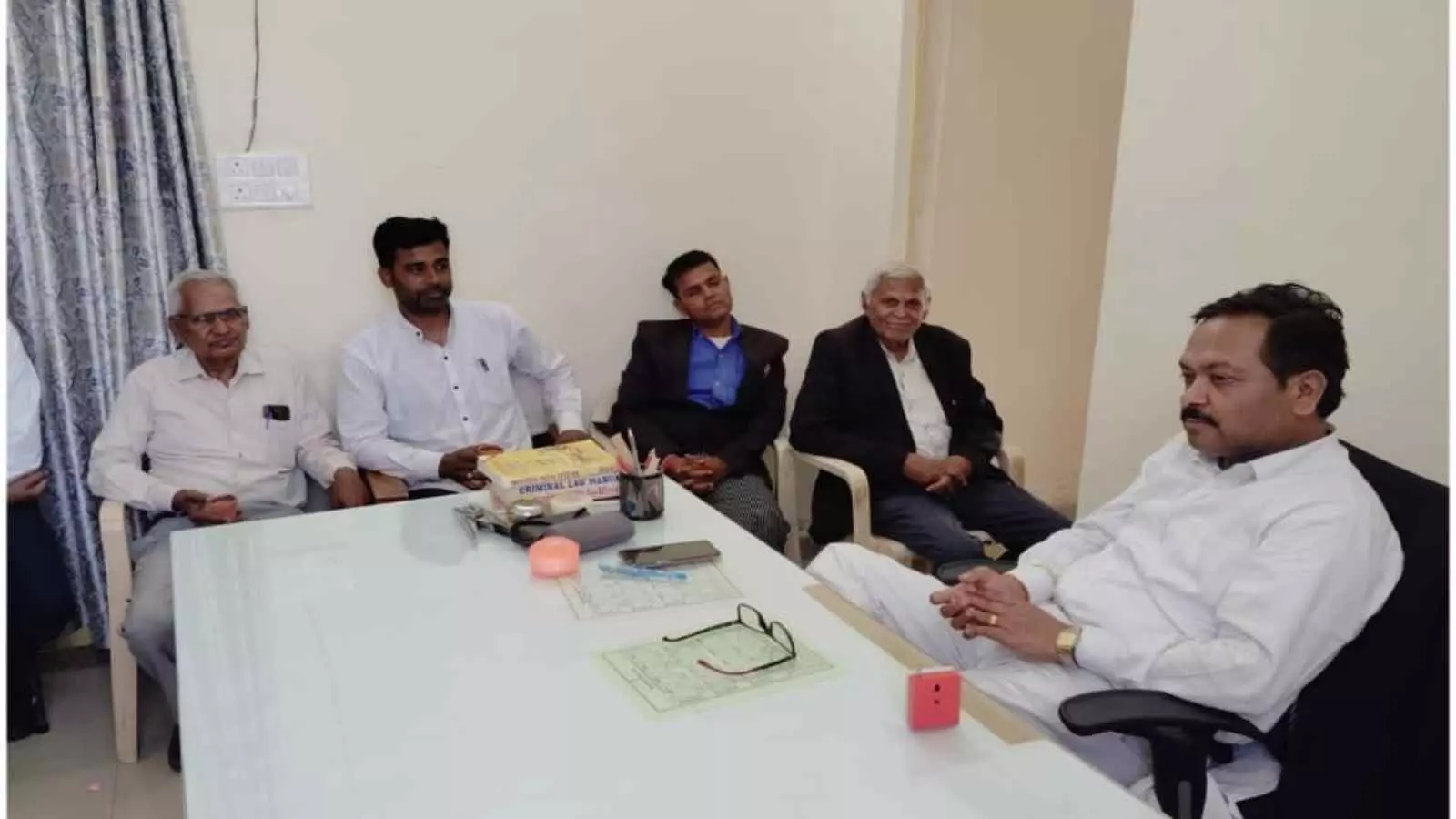 वैर न्यायालय परिसर में राष्ट्रीय लोक अदालत तैयारी बैठक में न्यायिक अधिकारी और अधिवक्ता मौजूद हैं