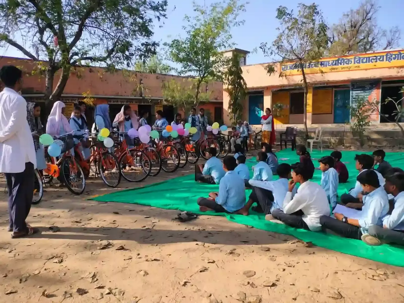 हिंगोटा राजकीय उच्च माध्यमिक विद्यालय में छात्राओं को मुख्यमंत्री बालिका साइकिल योजना के तहत साइकिल वितरण कार्यक्रम