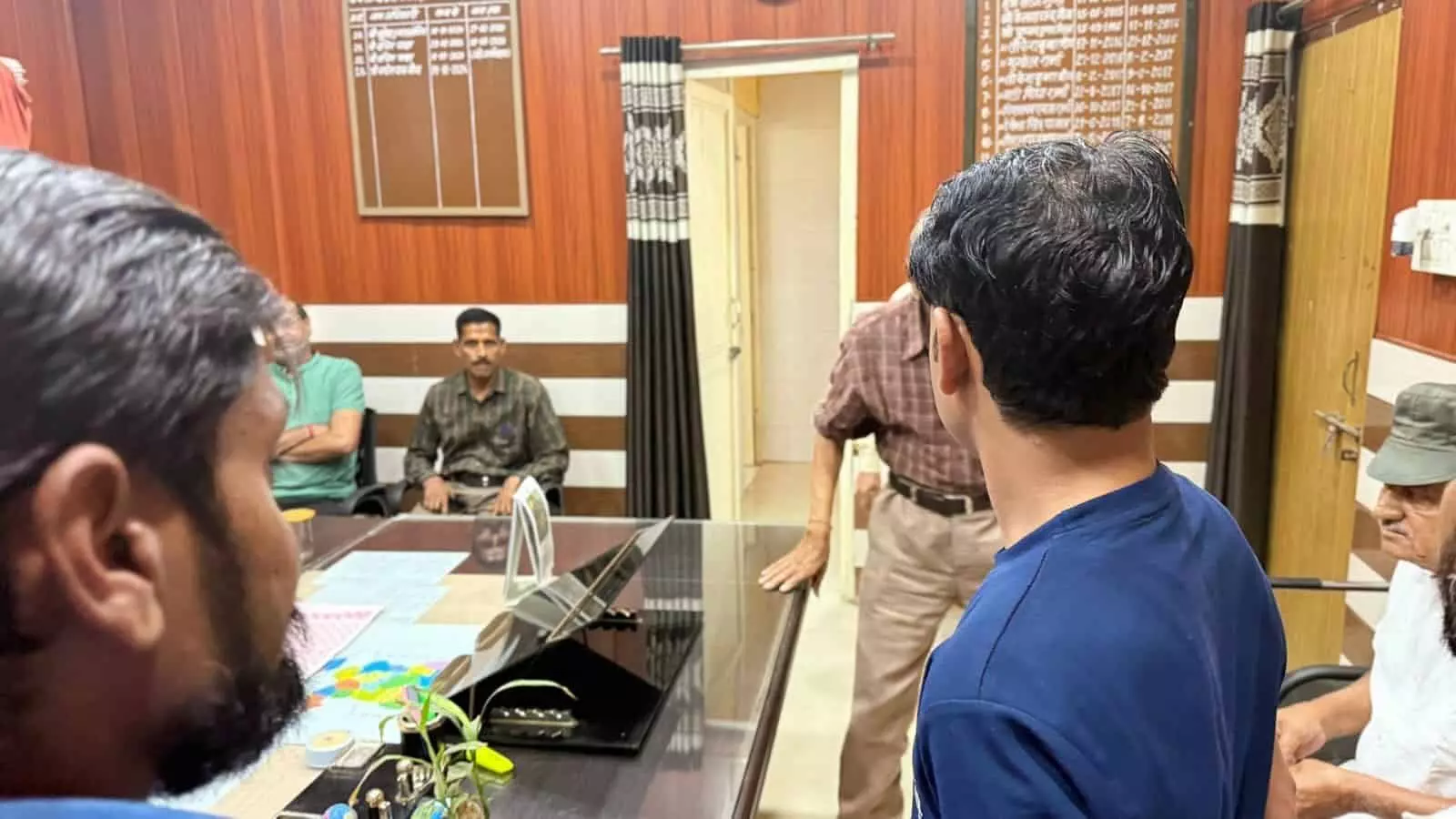 भुसावर में गायत्री कॉलोनी के निवासी पानी सप्लाई समस्या को लेकर अधिकारी से शिकायत करते हुए