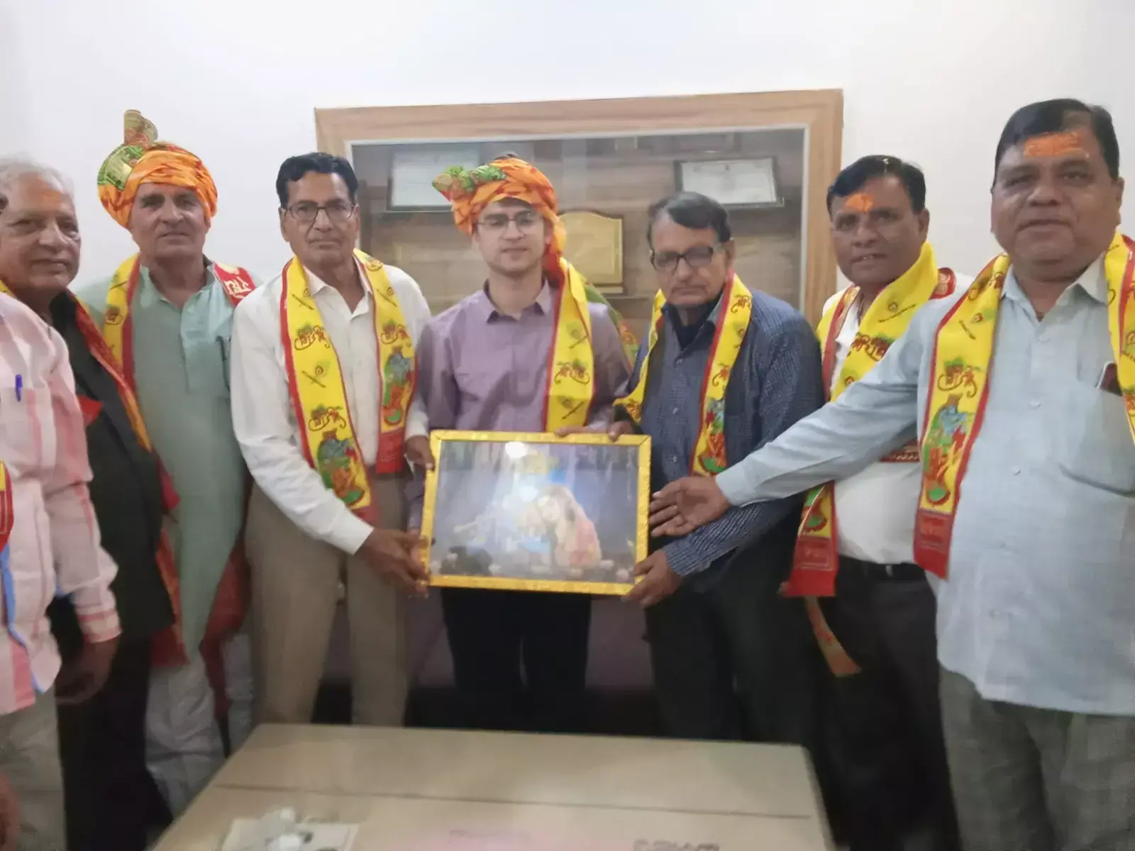 डीग में मोहन स्वरूप पाराशर के निवास पर आईएएस चयन पर दीपक शर्मा के स्वागत समारोह का दृश्य