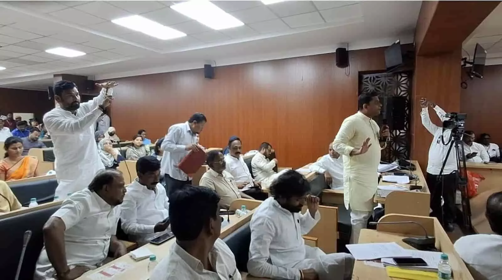 लातूर महानगरपालिका सभागार में विशेष बैठक के दौरान नगरसेवक कार्यपत्रिका त्रुटियों पर चर्चा करते हुए दिखाई दे रहे हैं।
