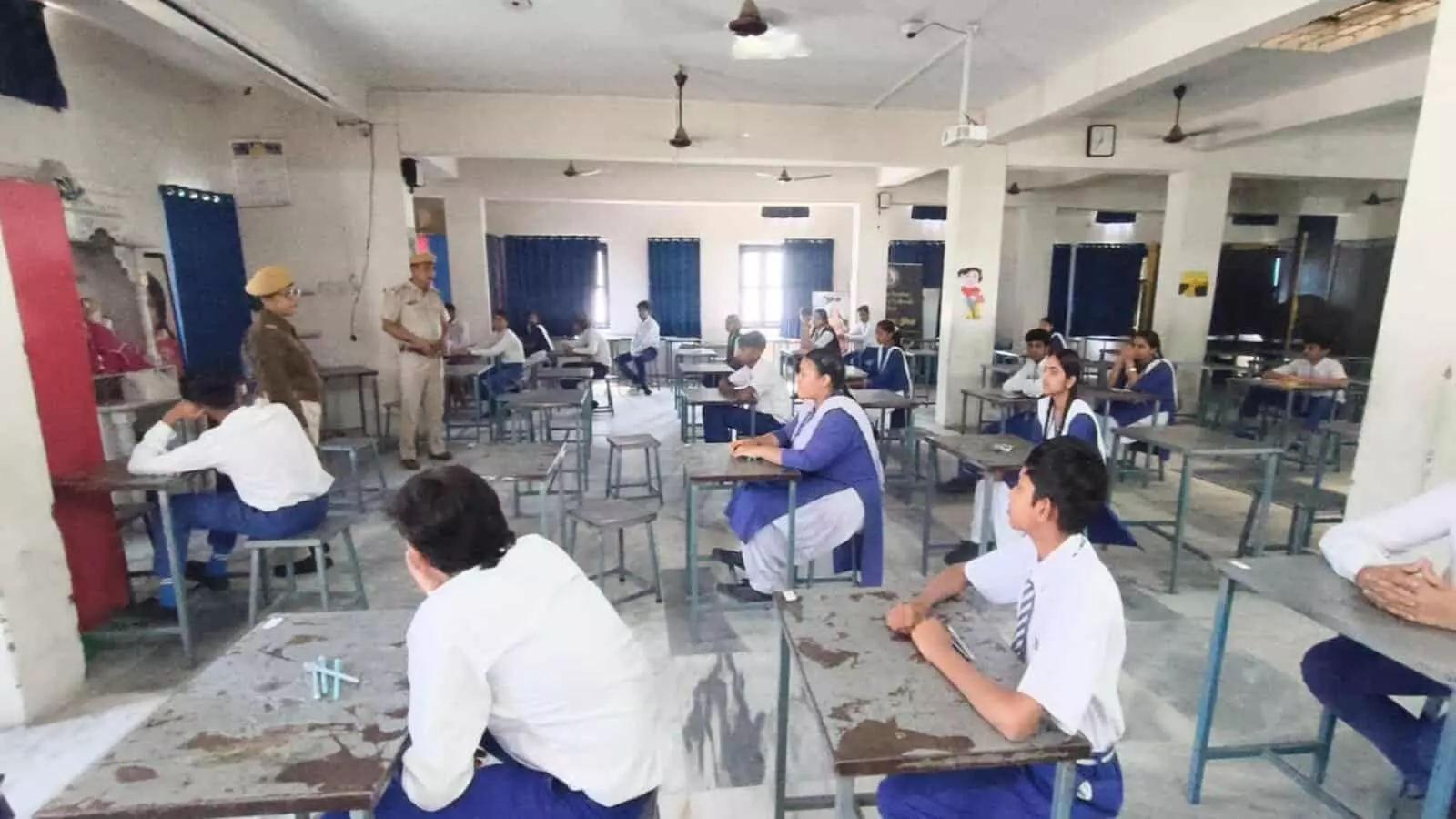 पुलिस अधिकारी और विद्यार्थी केलवा संगीता स्कूल में सड़क सुरक्षा और यातायात नियम जागरूकता कार्यक्रम में शामिल हैं पुलिस अधिकारी और विद्यार्थी केलवा संगीता स्कूल में सड़क सुरक्षा और यातायात नियम जागरूकता कार्यक्रम में शामिल हैं