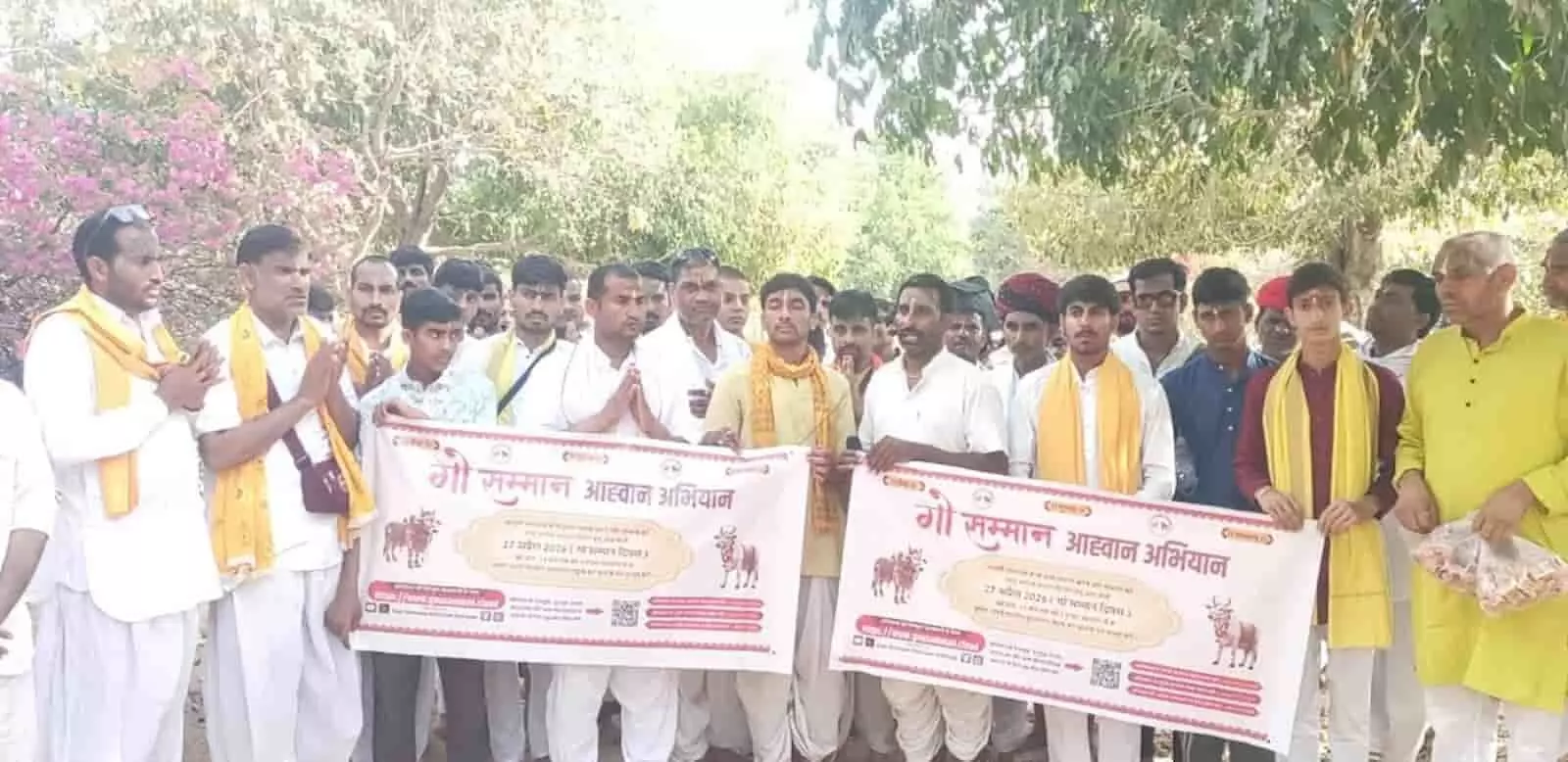 गौसेवक गिरिराज धरण की पैदल यात्रा करते हुए सियाणा में गौ माता के सम्मान और संरक्षण के संदर्भ में गौसेवक गिरिराज धरण की पैदल यात्रा करते हुए सियाणा में गौ माता के सम्मान और संरक्षण के संदर्भ में