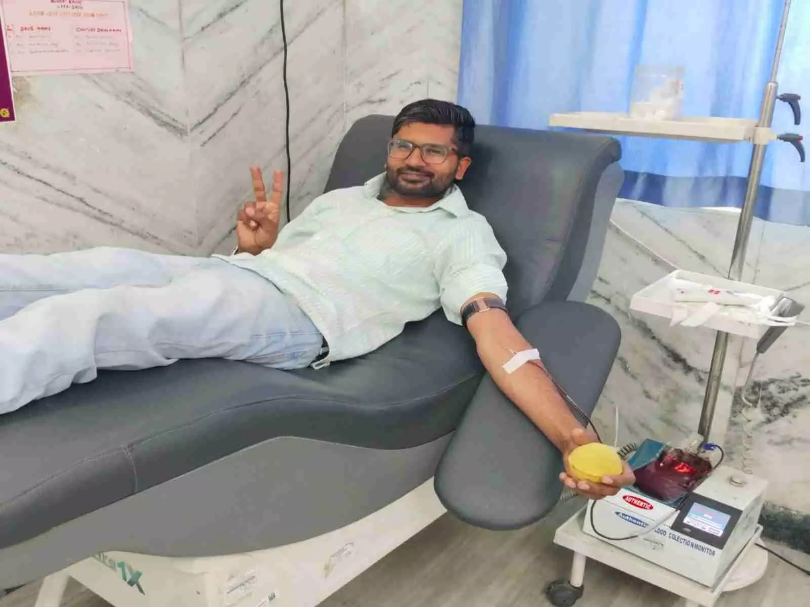 रक्तदान करते हुए लालूराम सिंधल केलवा में जन्मदिन पर, समाजसेवी खेमराज पालीवाल और रघुवीर सिंह मौजूद रक्तदान करते हुए लालूराम सिंधल केलवा में जन्मदिन पर, समाजसेवी खेमराज पालीवाल और रघुवीर सिंह मौजूद