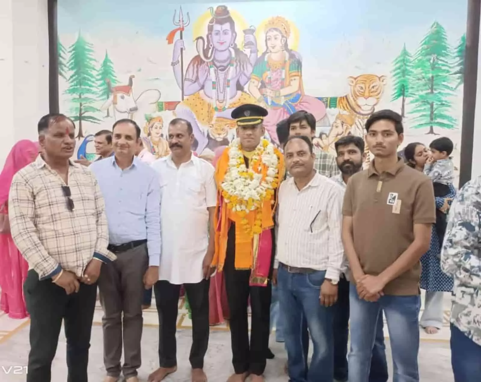 केलवा में लेफ्टिनेंट दिव्यराज सिंह राठौड़ का ग्रामीणों ने सेना में नियुक्ति के संदर्भ में स्वागत किया केलवा में लेफ्टिनेंट दिव्यराज सिंह राठौड़ का ग्रामीणों ने सेना में नियुक्ति के संदर्भ में स्वागत किया