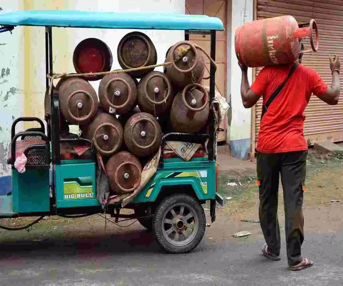 भारत में LPG और LNG की भारी किल्लत- देश में गहराया गैस संकट- सरकार ने लागू किया सख्त कानून भारत में LPG और LNG की भारी किल्लत- देश में गहराया गैस संकट- सरकार ने लागू किया सख्त कानून