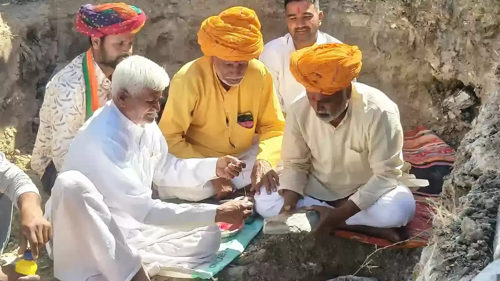खाखला ग्राम पंचायत में विकास कार्यों के उद्घाटन समारोह में उपस्थित विधायक लादू लाल पितलिया और अन्य ग्रामीण। खाखला ग्राम पंचायत में विकास कार्यों के उद्घाटन समारोह में उपस्थित विधायक लादू लाल पितलिया और अन्य ग्रामीण।