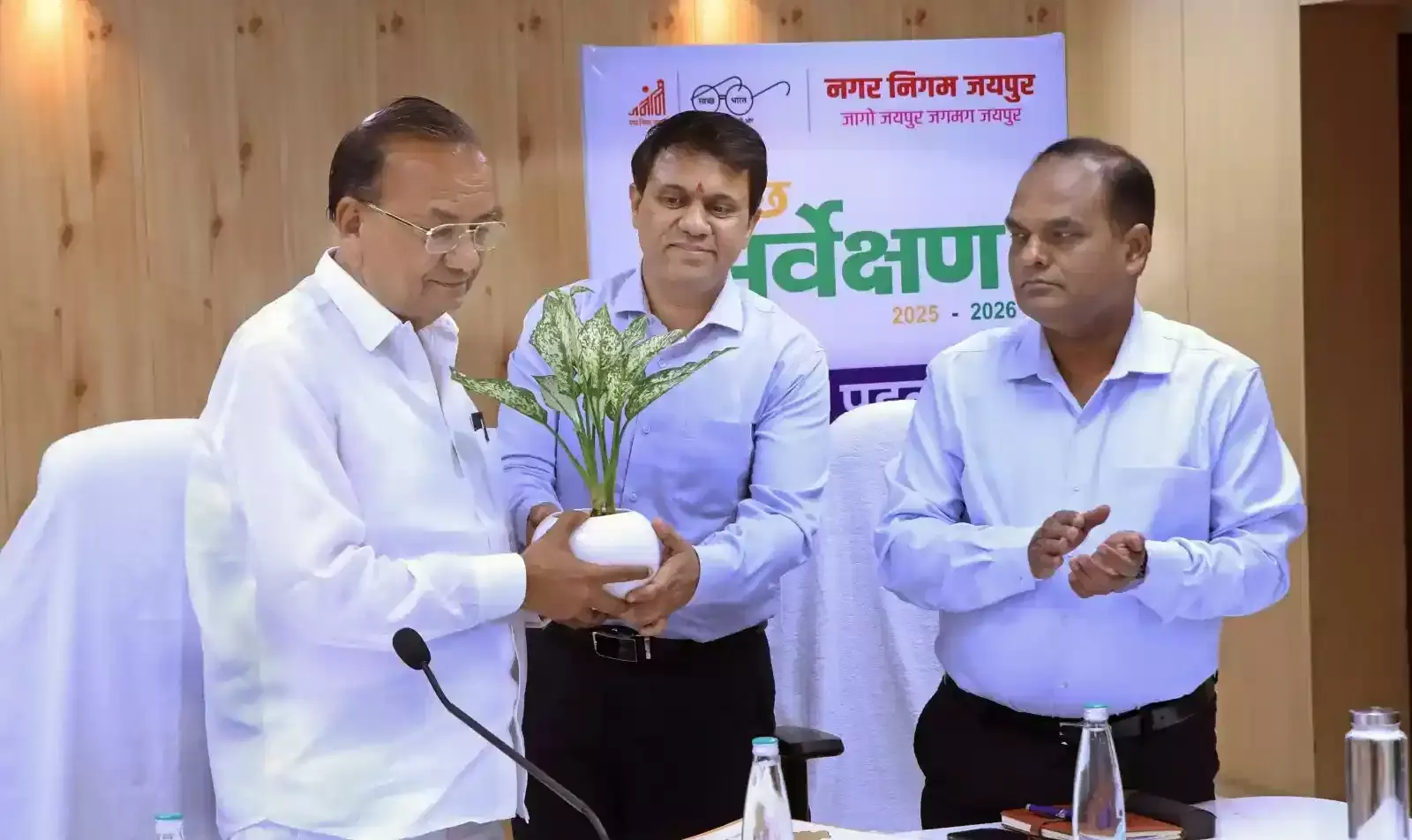 नगर निगम जयपुर सभागार में आयोजित कार्यशाला में मंचासीन अधिकारी और उपस्थित विभागीय प्रतिनिधि।