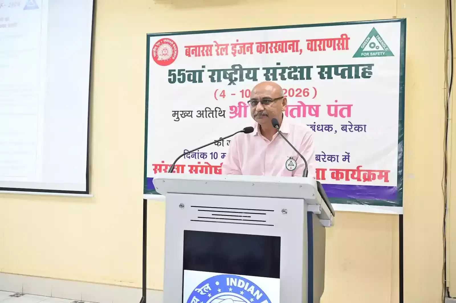 बनारस रेल इंजन कारखाना वाराणसी में आयोजित संरक्षा संगोष्ठी के दौरान दीप प्रज्वलित करते महाप्रबंधक आशुतोष पंत।