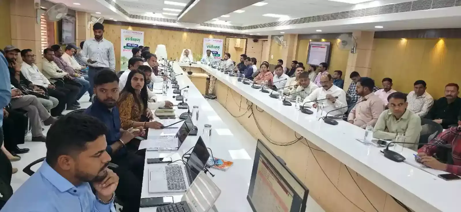 विधानसभा परिसर जयपुर में मीडिया को संबोधित करते खाद्य एवं नागरिक आपूर्ति मंत्री सुमित गोदारा।