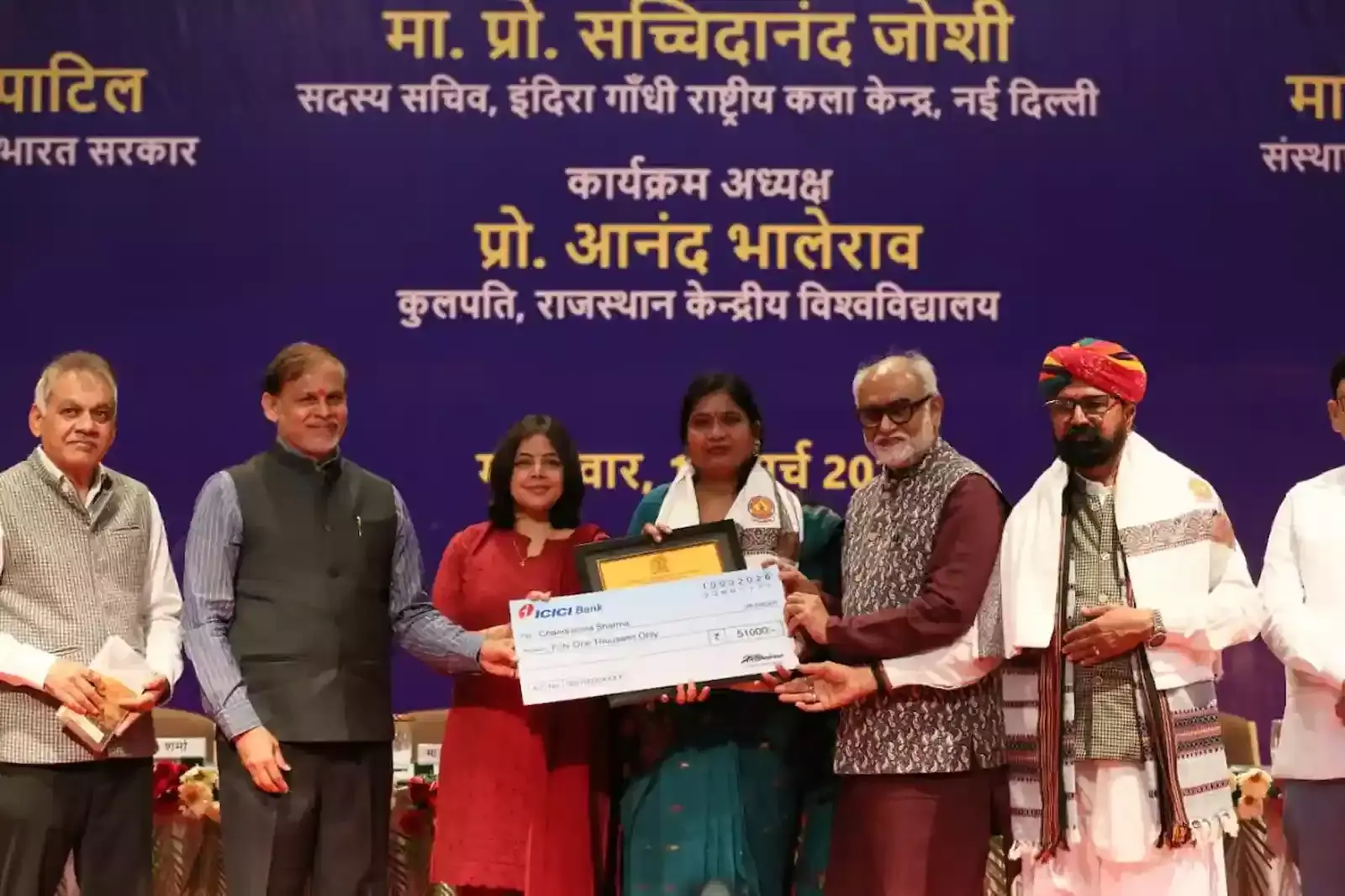 राजस्थान केंद्रीय विश्वविद्यालय में स्थापना दिवस समारोह के दौरान मंच पर दीप प्रज्वलित करते अतिथि और गणमान्य व्यक्ति।