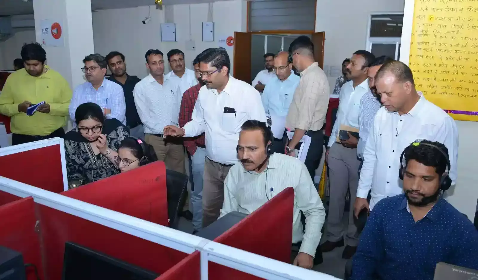 सचिवालय जयपुर में राजस्थान संपर्क हेल्पलाइन केंद्र का निरीक्षण करते अतिरिक्त मुख्य सचिव आनंद कुमार।