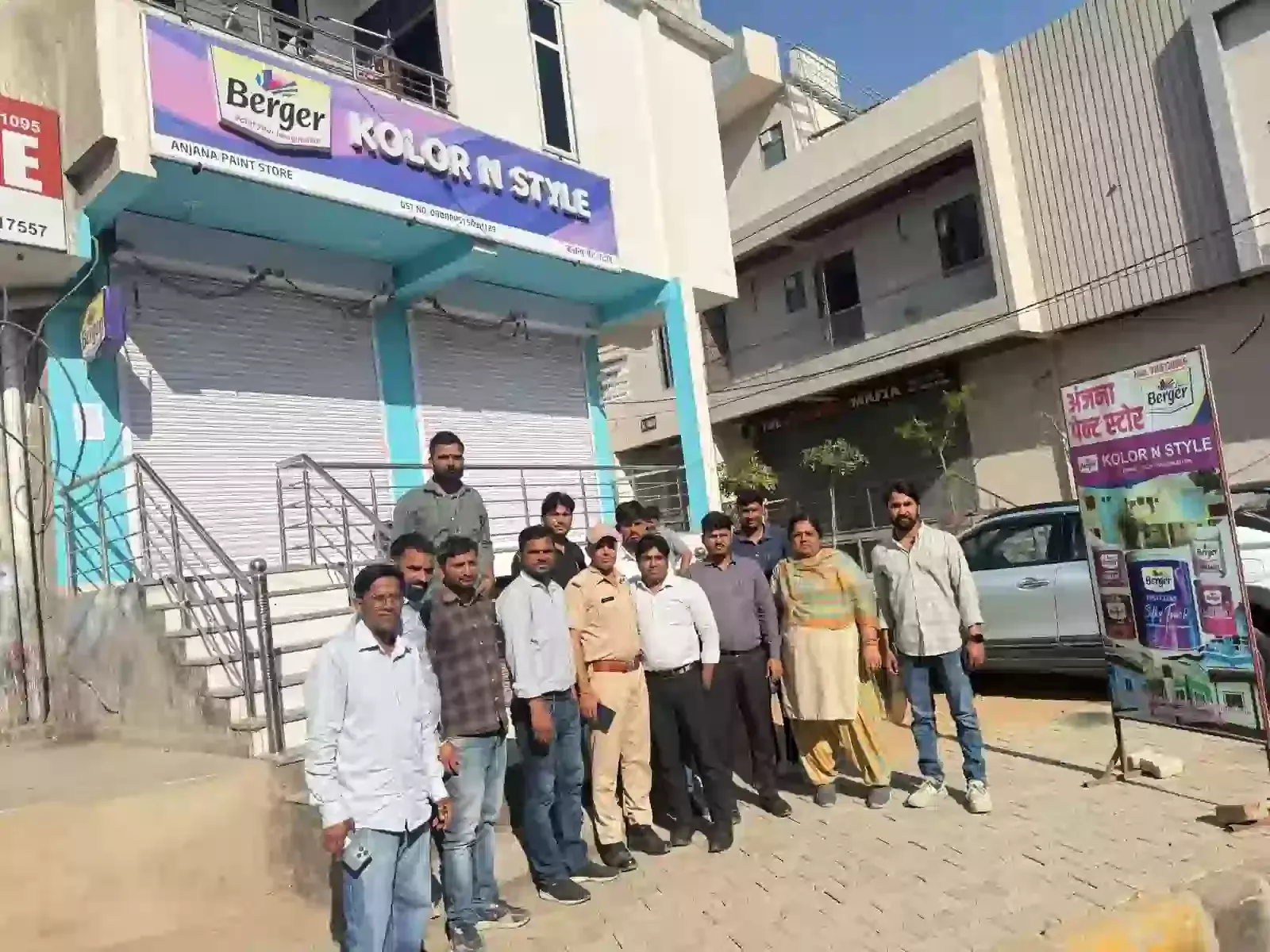जयपुर नगर निगम की टीम विद्याधर नगर में बकाया यूडी टैक्स वसूली के लिए संपत्ति कुर्क और सीज करती हुई।