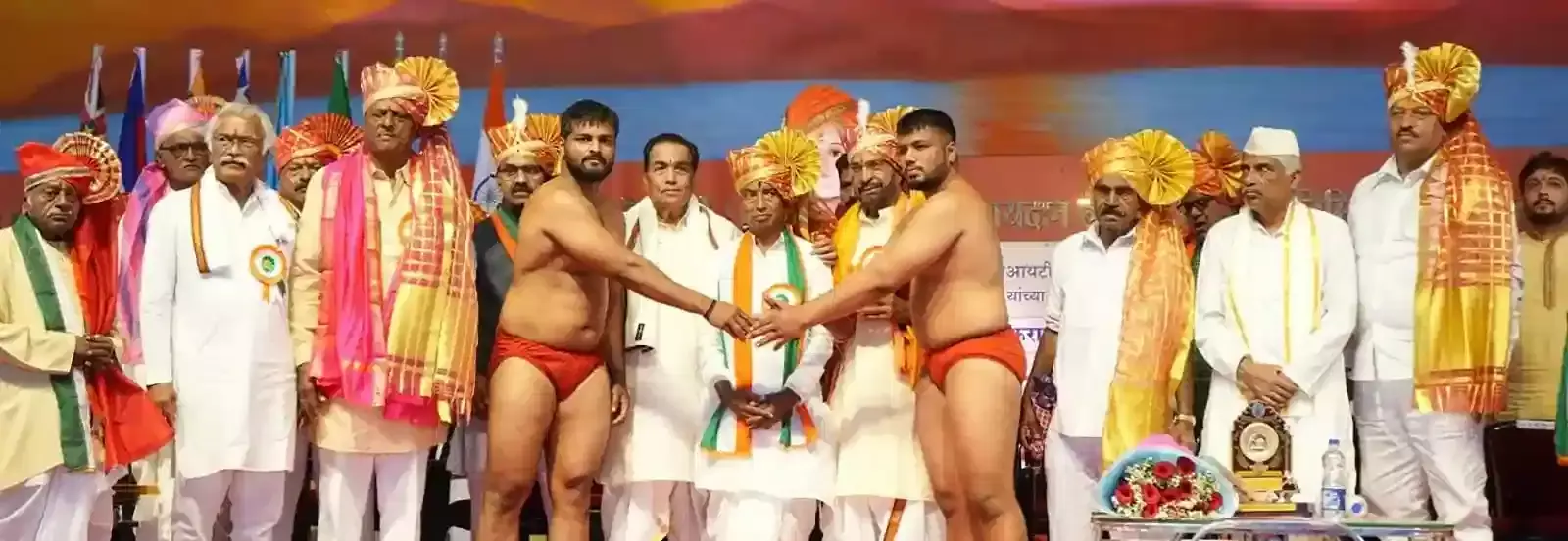 लातूर के मानवतातीर्थ भवन प्रांगण में कुश्ती स्पर्धा के उद्घाटन समारोह के दौरान मंच पर बैठे मुख्य अतिथि और आयोजक।