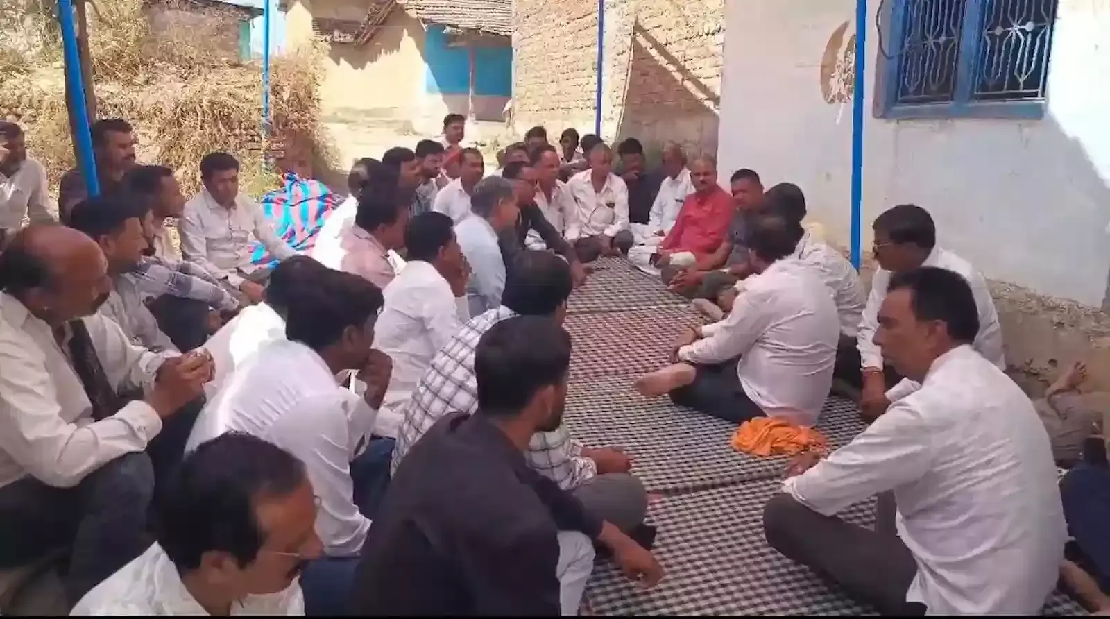 खरखड़ा गांव में करंट हादसे के बाद शोकाकुल परिजनों से मिलते राजस्व मंत्री हेमंत मीणा और ग्रामीण। खरखड़ा गांव में करंट हादसे के बाद शोकाकुल परिजनों से मिलते राजस्व मंत्री हेमंत मीणा और ग्रामीण।