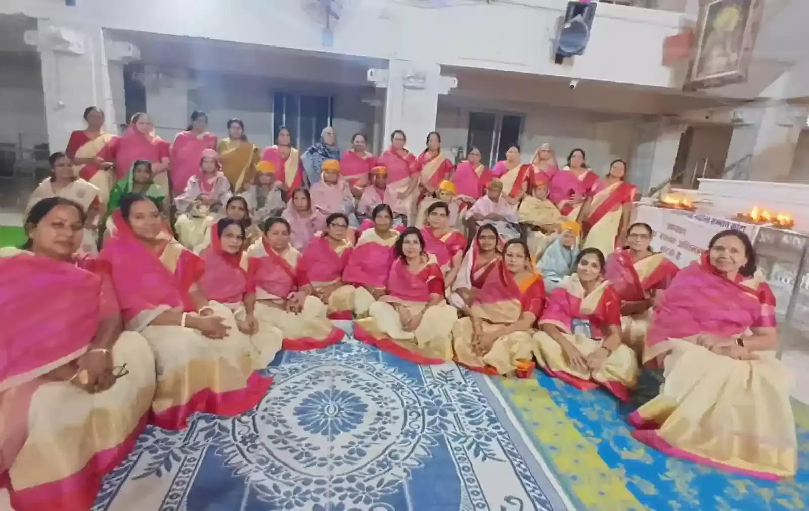 कोटा के नसिया जी दादाबाड़ी में दीप प्रज्वलन और भक्तामर पाठ के दौरान उपस्थित जैन समाज की महिलाएं। कोटा के नसिया जी दादाबाड़ी में दीप प्रज्वलन और भक्तामर पाठ के दौरान उपस्थित जैन समाज की महिलाएं।